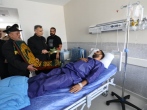 عیادت خادمان رضوی از مصدومان حادثه بندر شهید رجایی بندرعباس/ گزارش تصویری