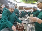 پذیرایی خادم‌یاران لارستان با ۳۰۰۰ استکان چای در حرم رضوی