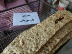 توزیع کالابرگ نان رایگان بین خانواده‌های کم‌برخوردار کمال شهر 