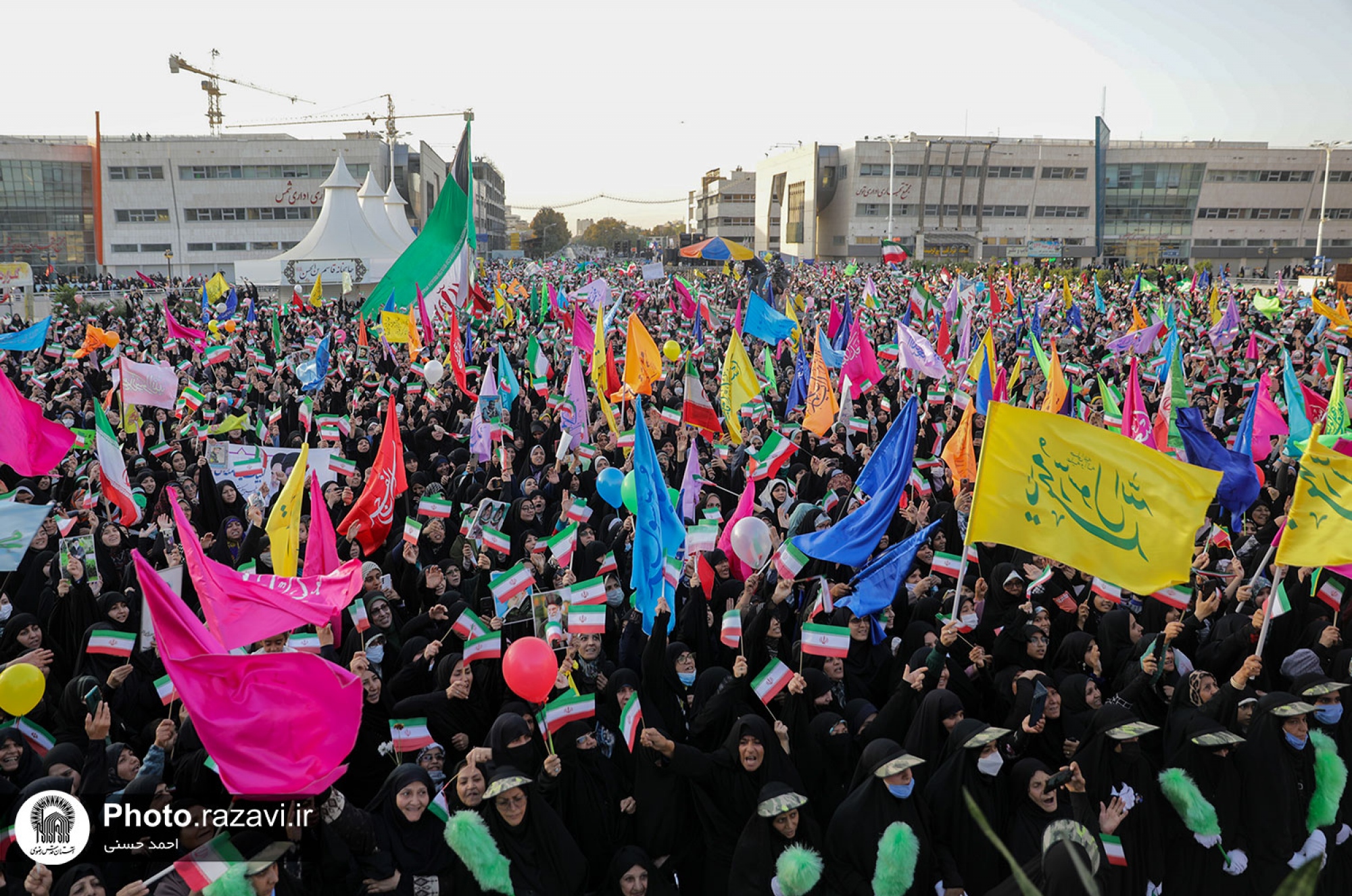تجمع دختران انقلابی مشهد در عرصه میدان شهدا