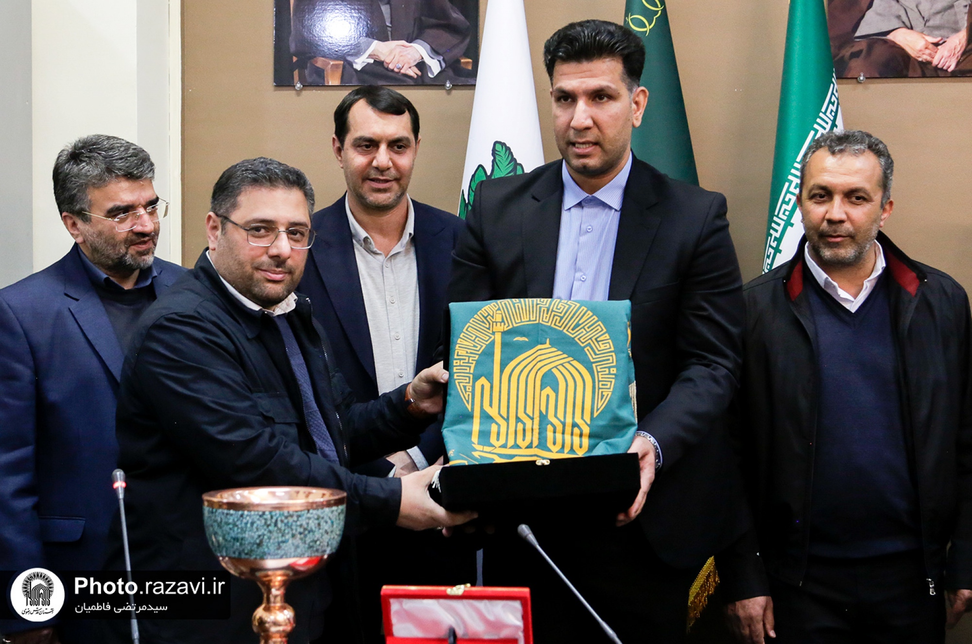 اهدای 4 جام هندبالیست‌های ایران به موزه آستان قدس رضوی