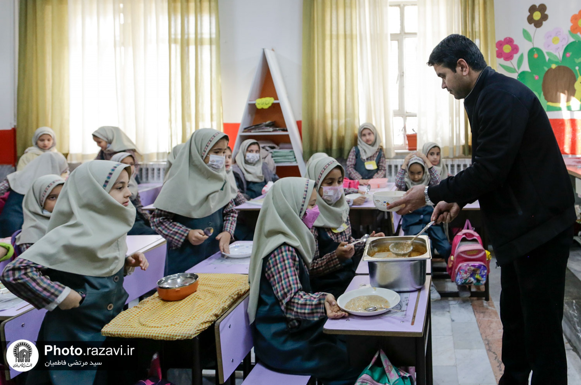 توزیع صبحانه گرم در مدارس حاشیه شهر مشهد