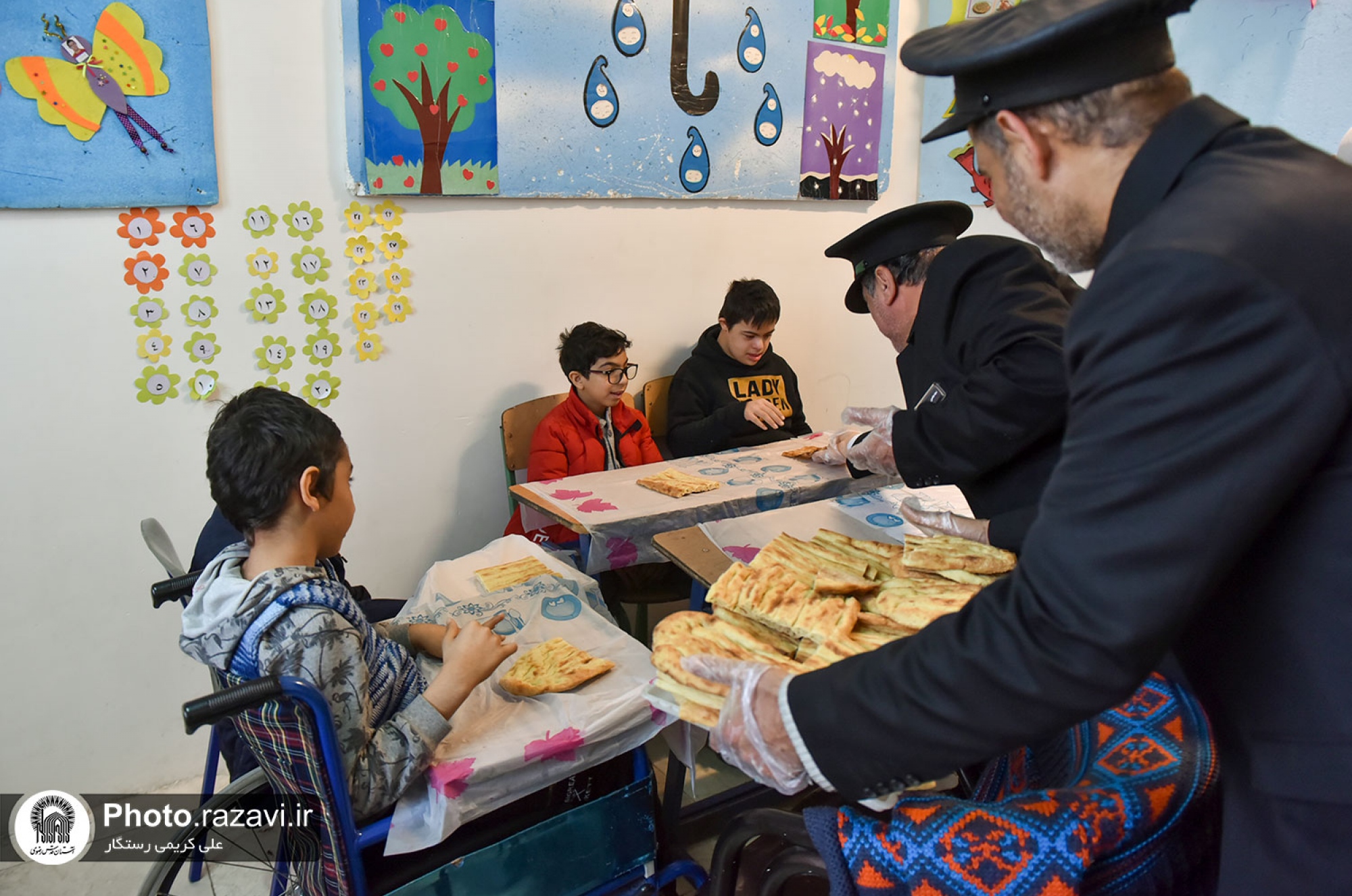 توزیع صبحانه گرم در مدرسه امام جواد علیه‌السلام