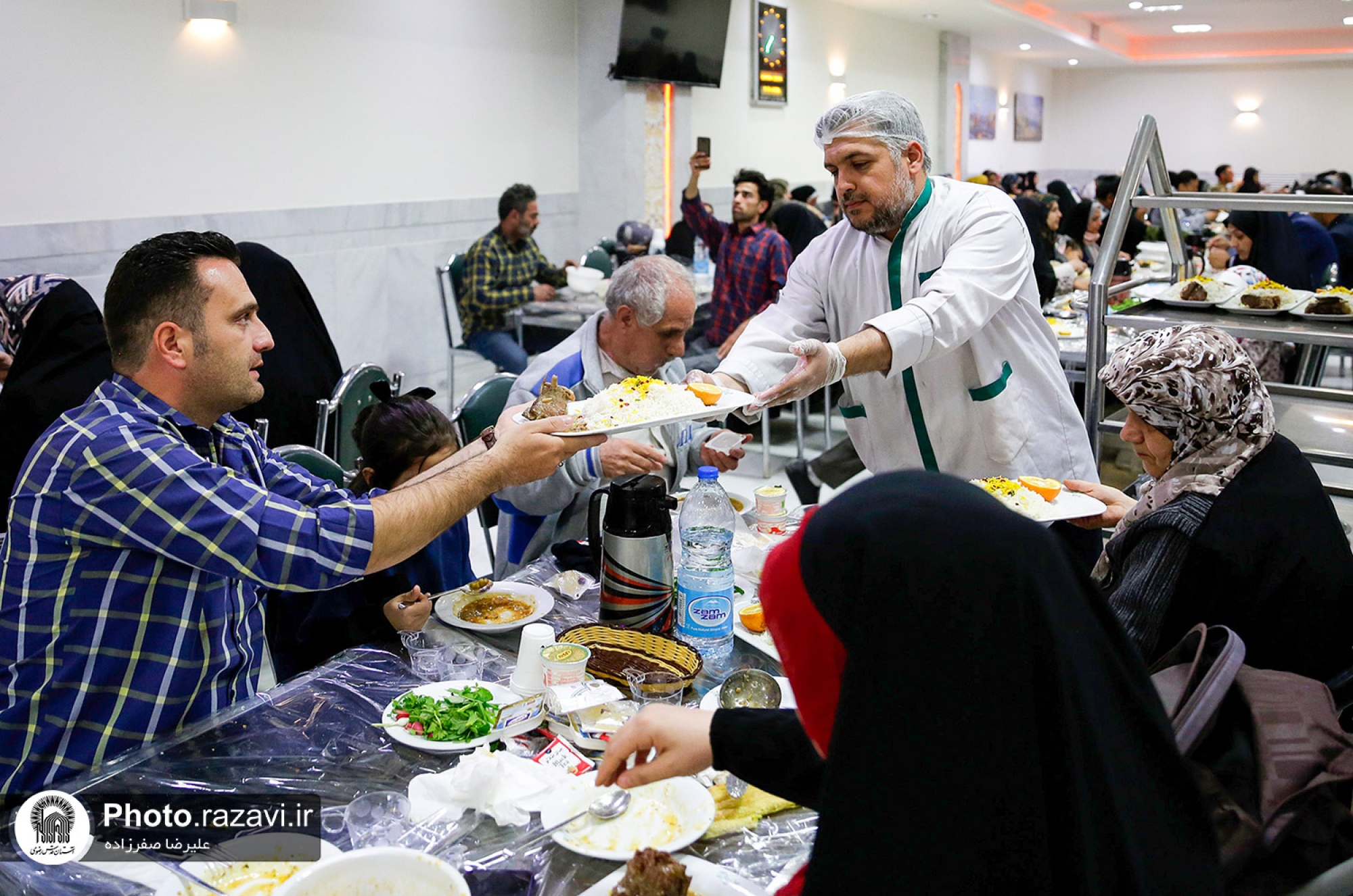 افطاری ماه مبارک رمضان در مهمانسرای حضرت