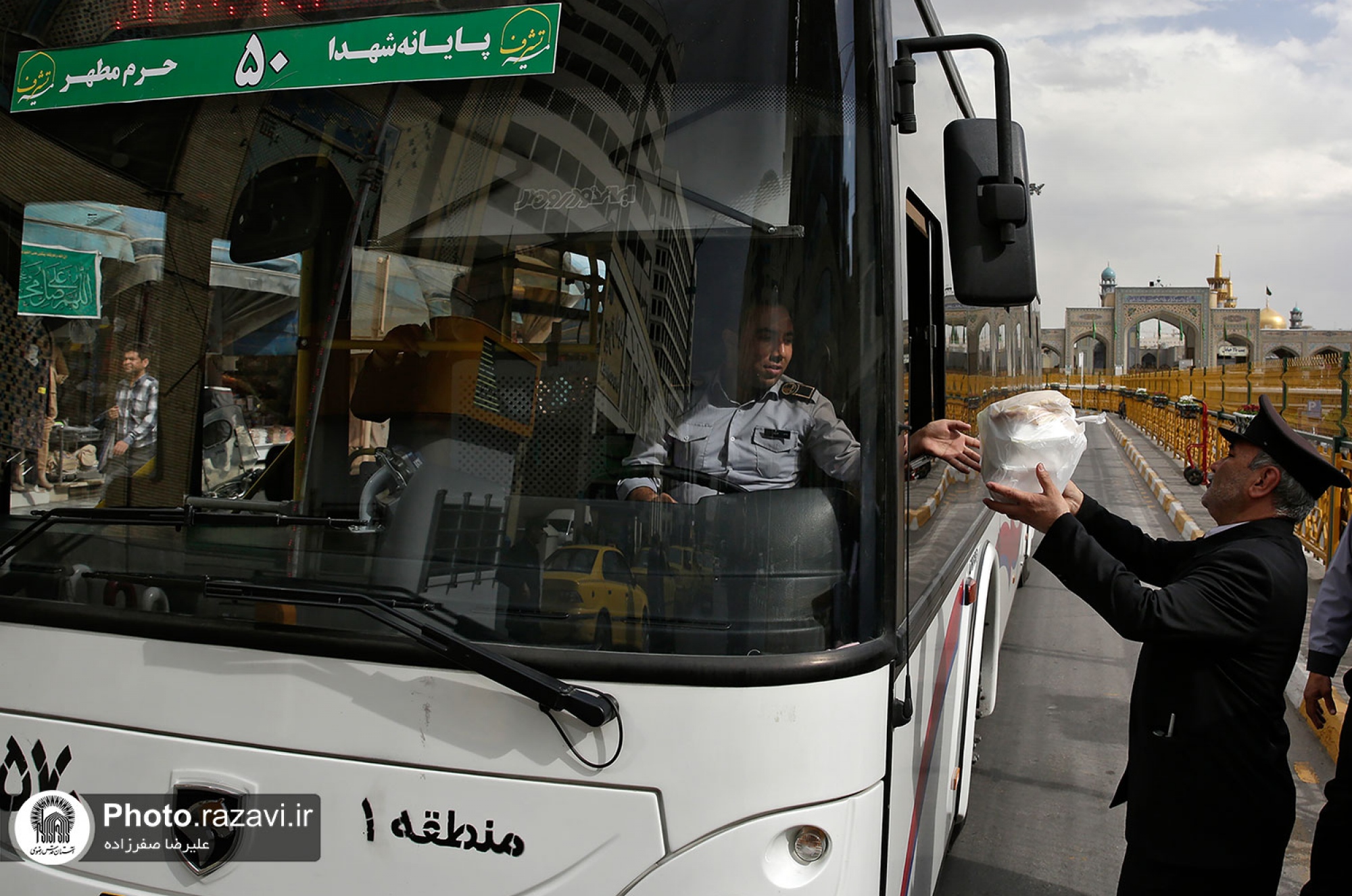 توزیع غذای حضرت بین رانندگان اتوبوس اطراف حرم مطهر رضوی