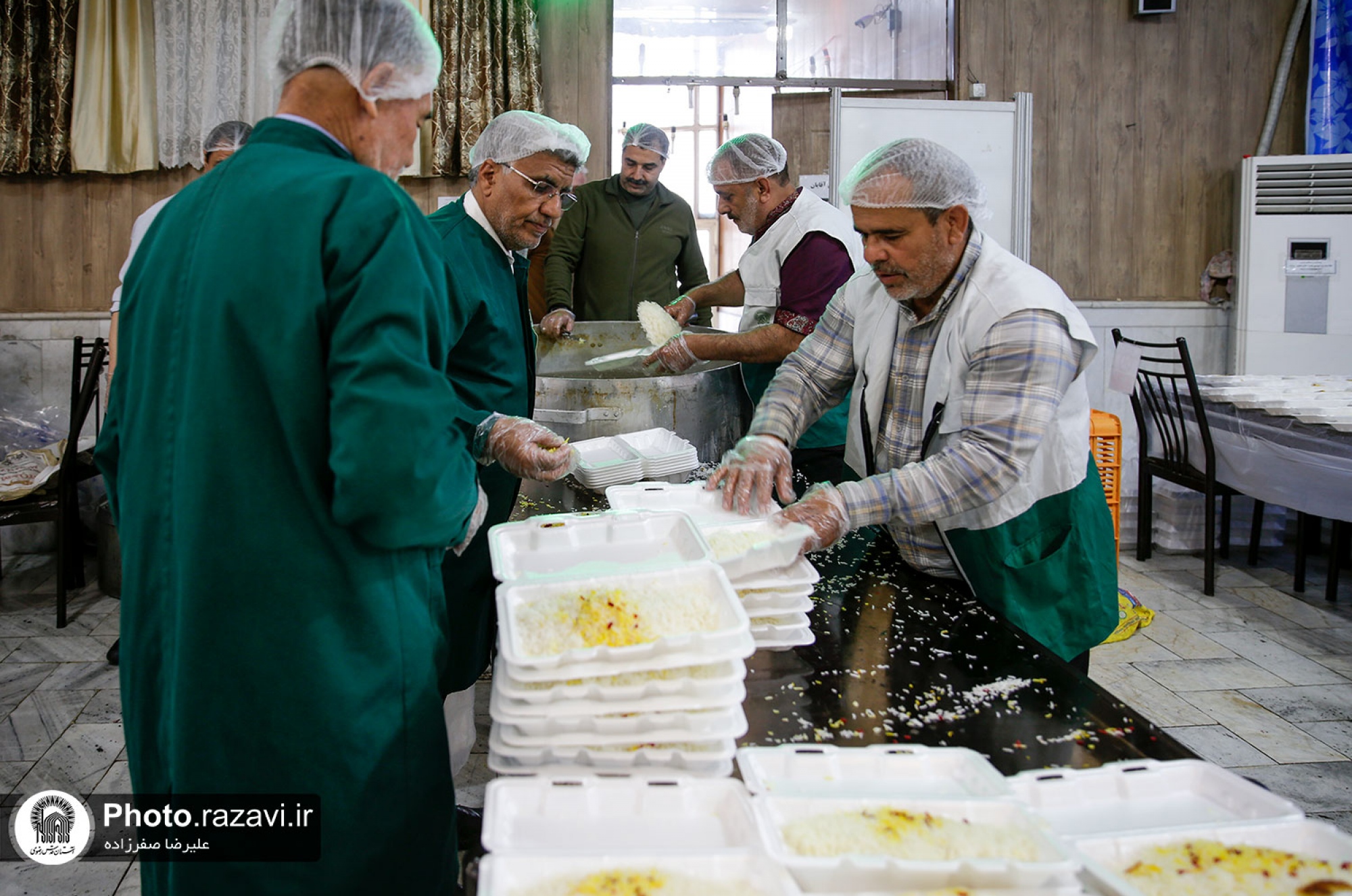 توزیع 10 هزار غذای متبرک حضرت در حاشیه شهر مشهد
