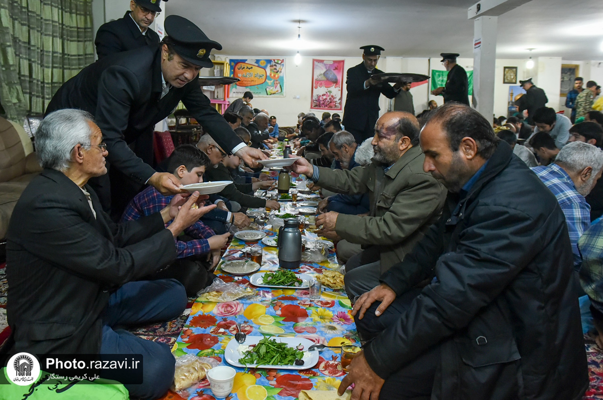 توزیع افطار متبرک حضرت در مساجد مشهد