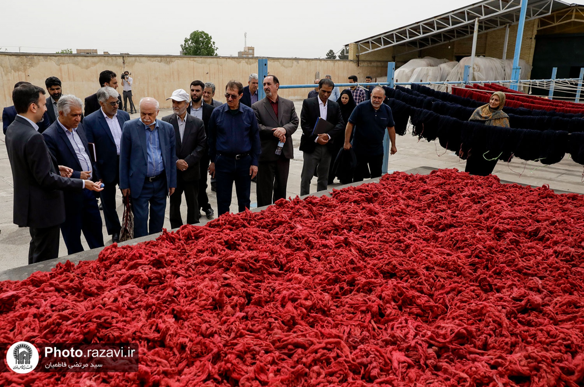 بازدید اعضای فرهنگستان هنر از کارخانه فرش آستان قدس رضوی