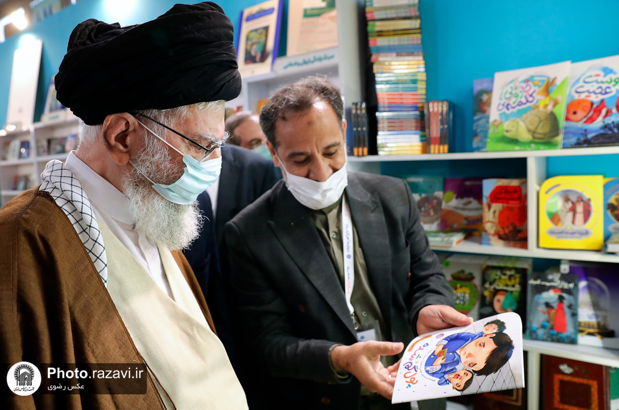 بازدید رهبر معظم انقلاب از غرفه آستان قدس رضوی در نمایشگاه کتاب تهران