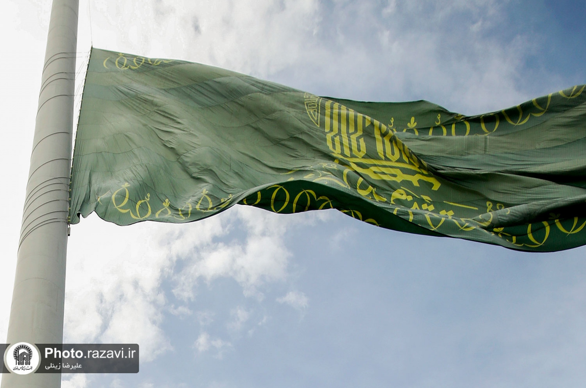 اهتزاز پرچم رضوی در تهران و بوشهر