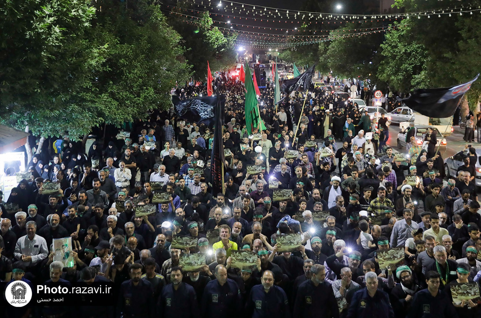 اجتماع زائران و مجاوران رضوی در شب شهادت حضرت جوادالائمه علیه السلام