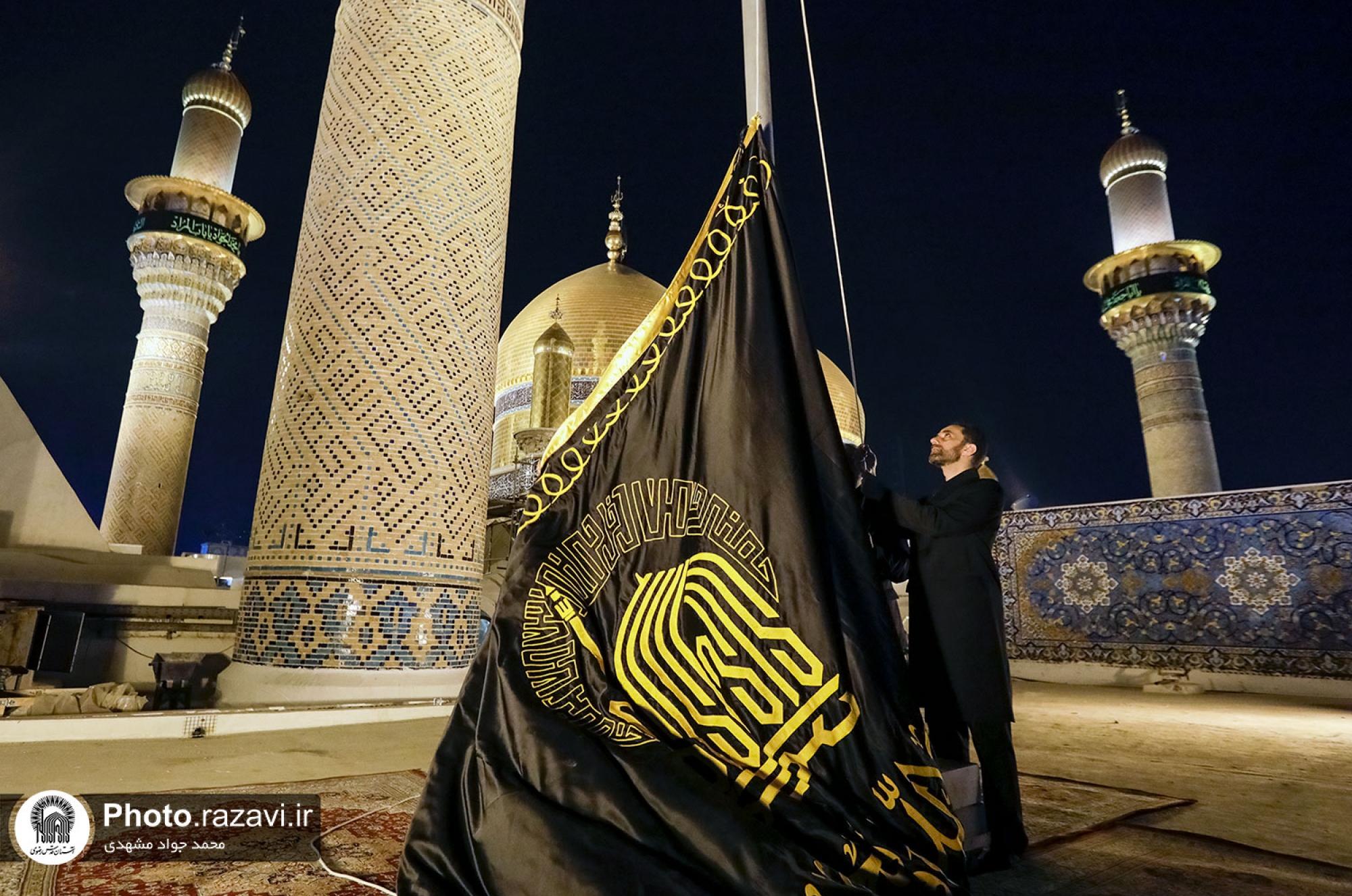 اهتزاز پرچم عزای گنبد بارگاه منور رضوی در کاظمین