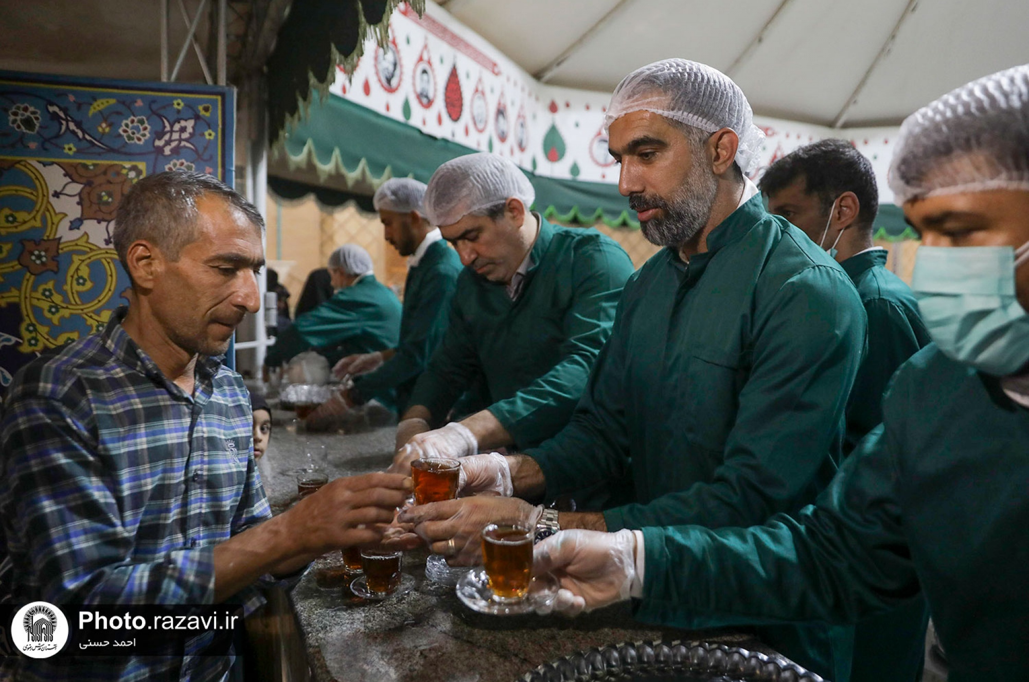 خدمت جمعی از ورزشکاران در چایخانه حضرت