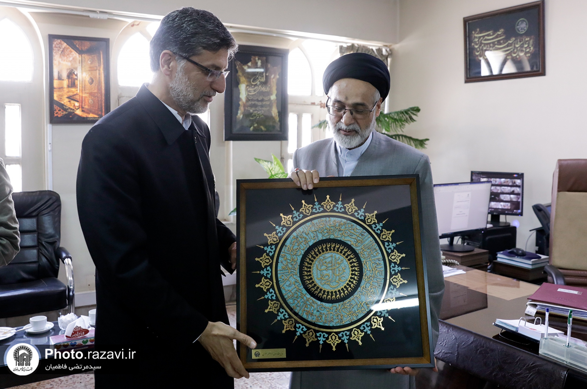 حضور جمعی از مدیران آستان قدس رضوی در دادگاه منطقه ثامن مشهد