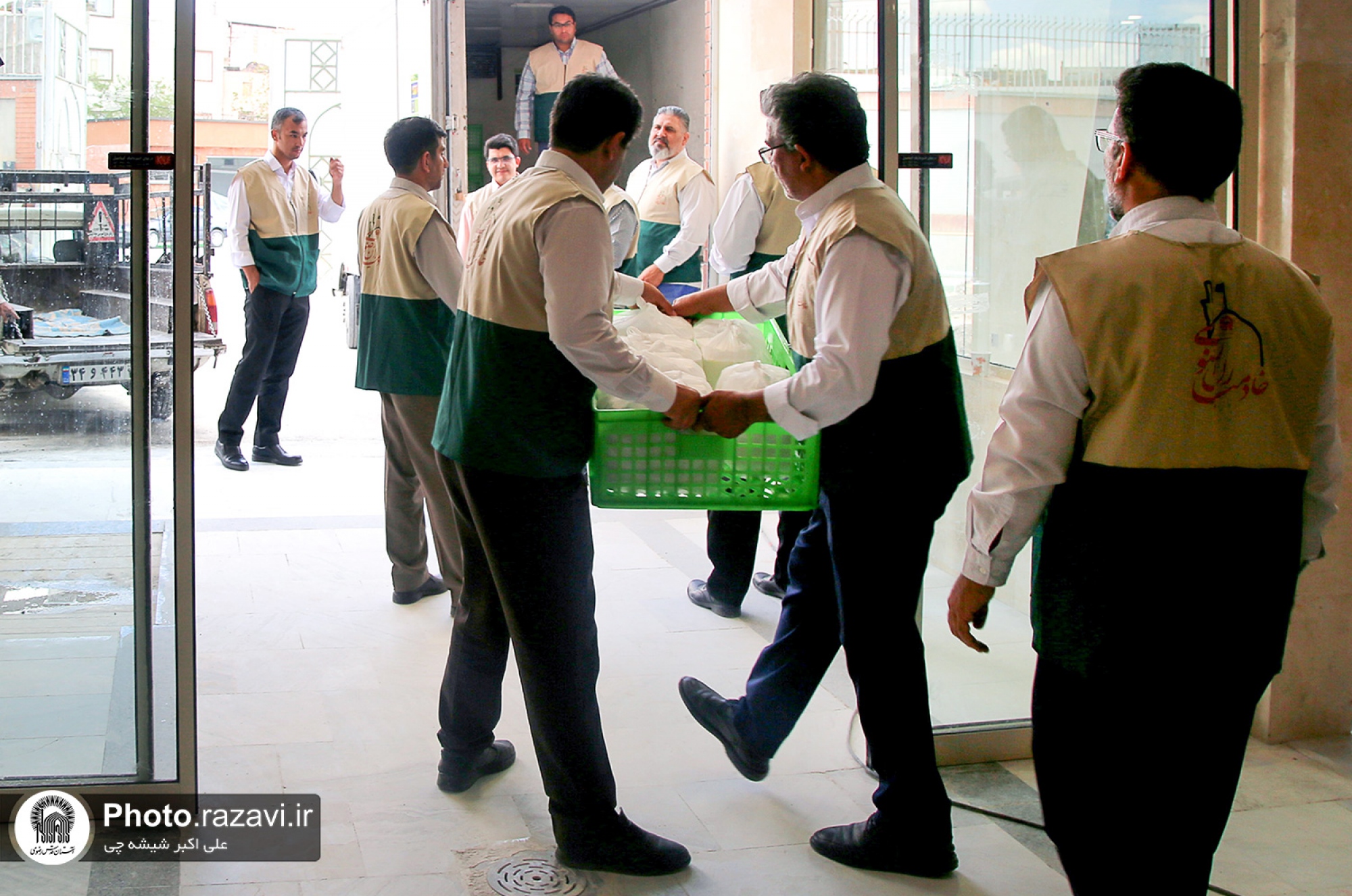 پخت و توزیع 8هزار پرس غذای متبرک حضرت در روز عید غدیر