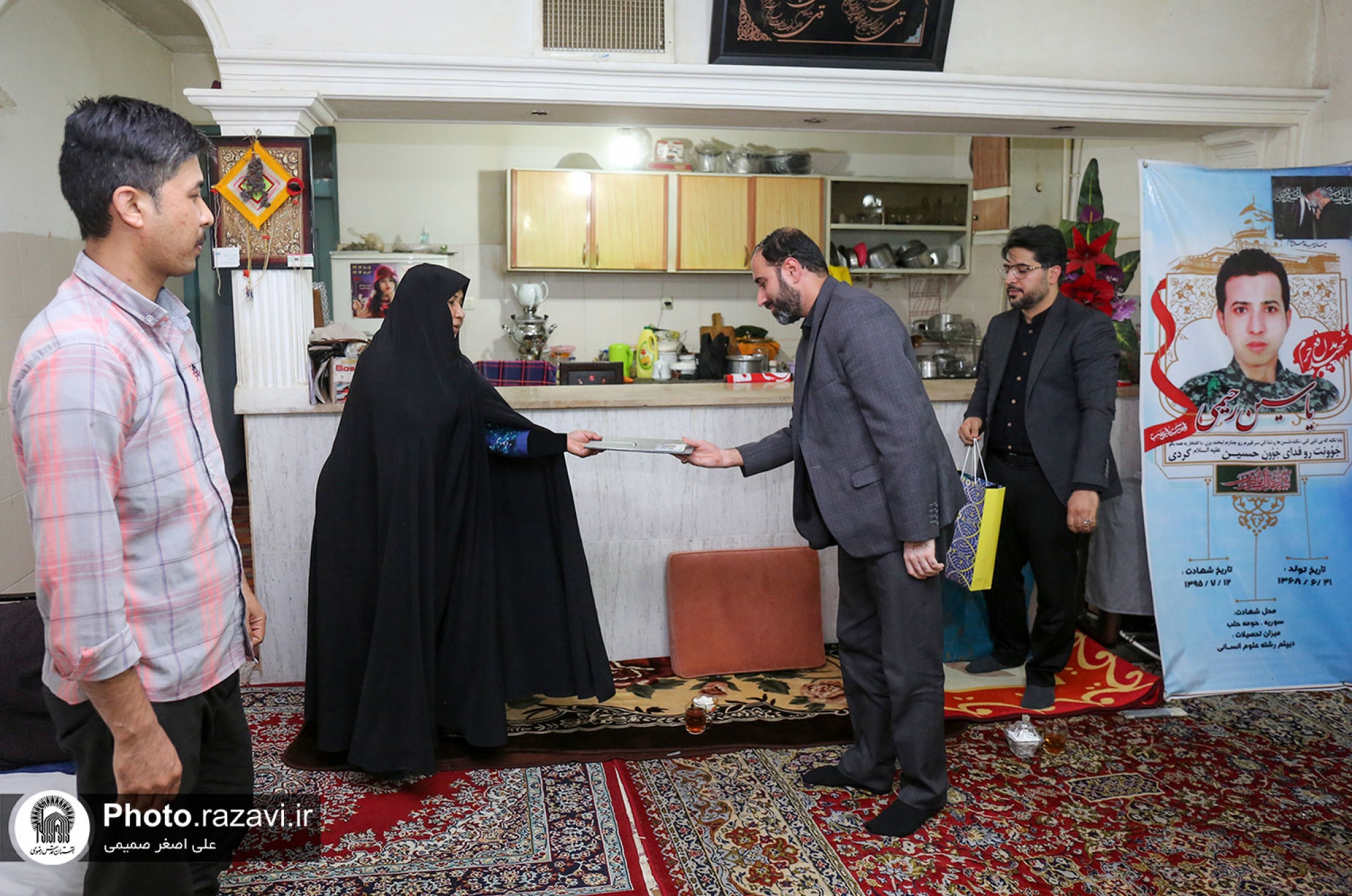دیدار مدیر برنامه و بودجه آستان قدس رضوی با خانواده شهید یاسین رحیمی