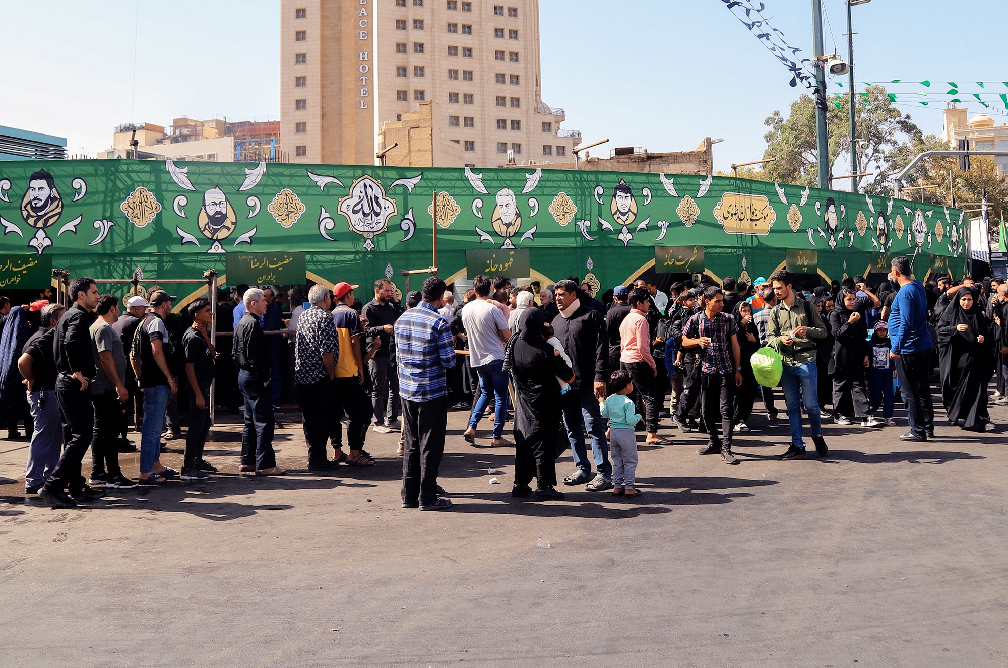 موکب خدمت رسانی جوانان رضوی در خیابان امام رضا علیه‌السلام