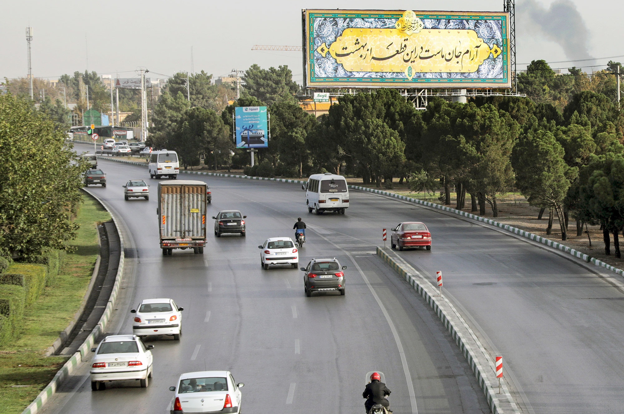 طراحی و اجرای 500 عدد تبلیغات شهری به مناسبت شهادت امام رضا علیه‌السلام در مشهد