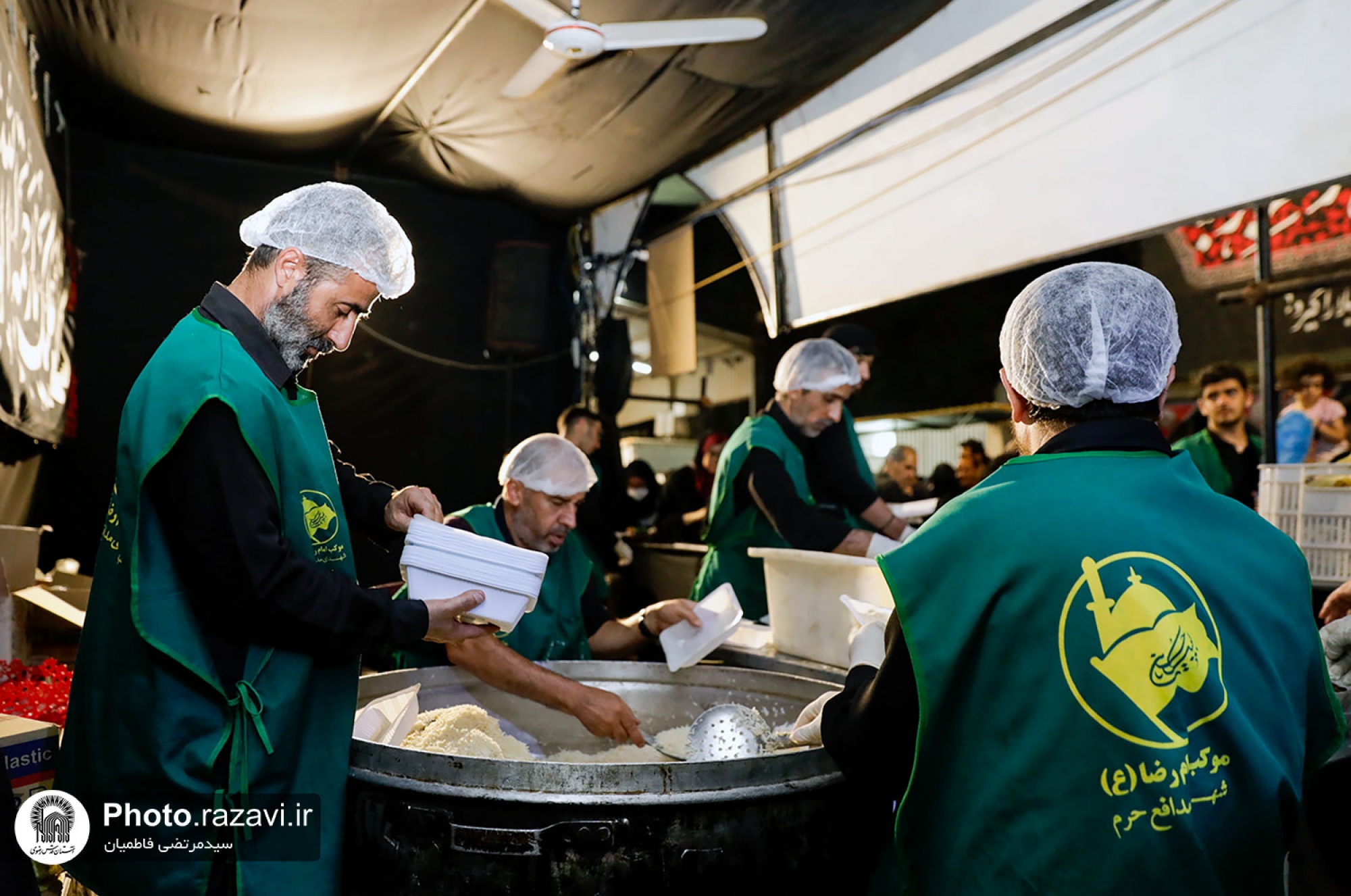 خدمت‌رسانی خدام حرم مطهر رضوی به زائران اربعین حسینی در سامرا