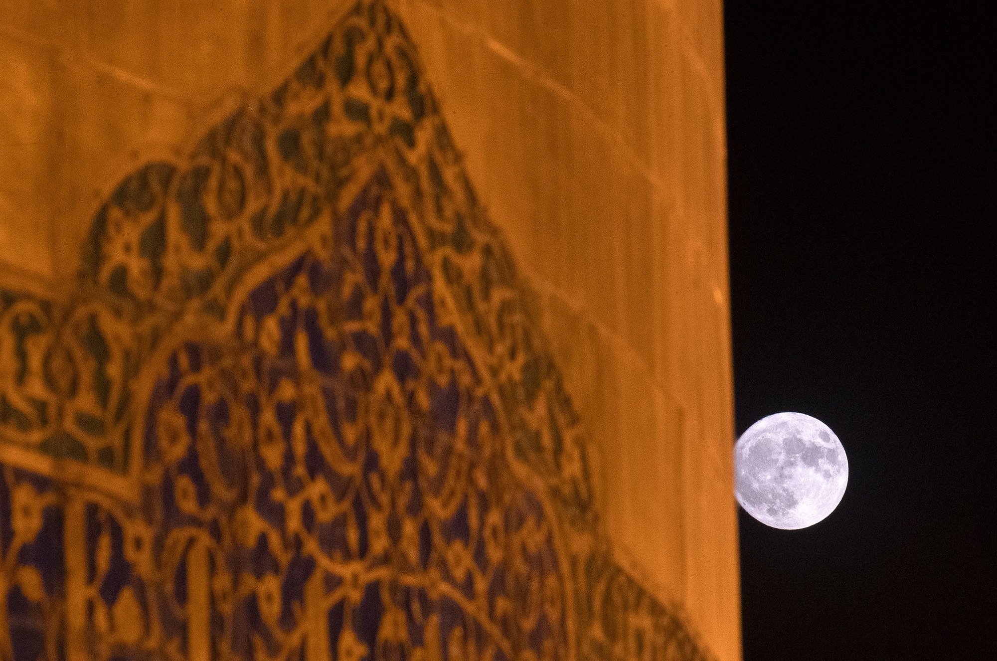 بزرگترین ماه کامل سال 1402 در حرم مطهر رضوی