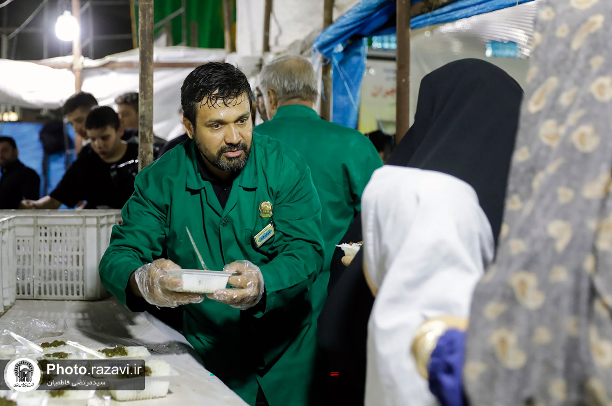 خدمت‌رسانی خدام حرم مطهر رضوی به زائران اربعین حسینی در کاظمین