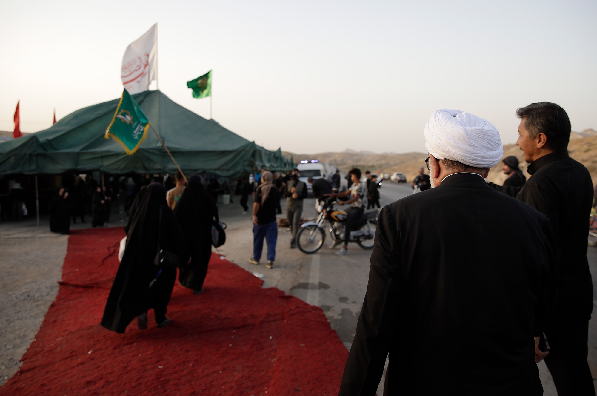 بازدید تولیت آستان قدس رضوی از موکب‌های خدمت‌رسان به زائرین پیاده حضرت رضا علیه‌السلام