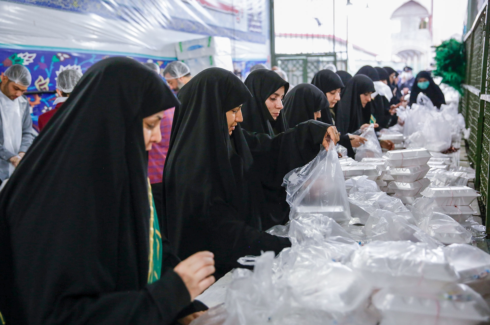 توزیع ٣۵٠٠ پرس غذای متبرک توسط خواهران خادم حرم مطهر رضوی