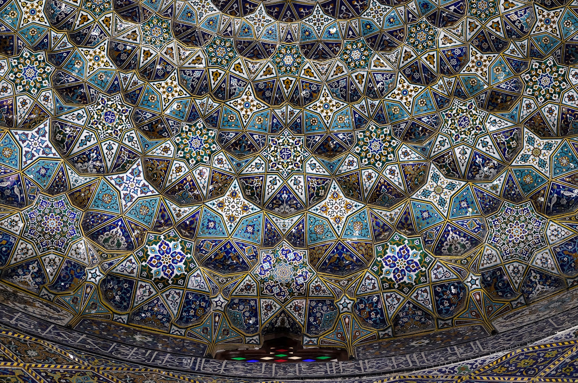 عکس با کیفیت : کاشی های سقف گنبد رواق الله وردی خان