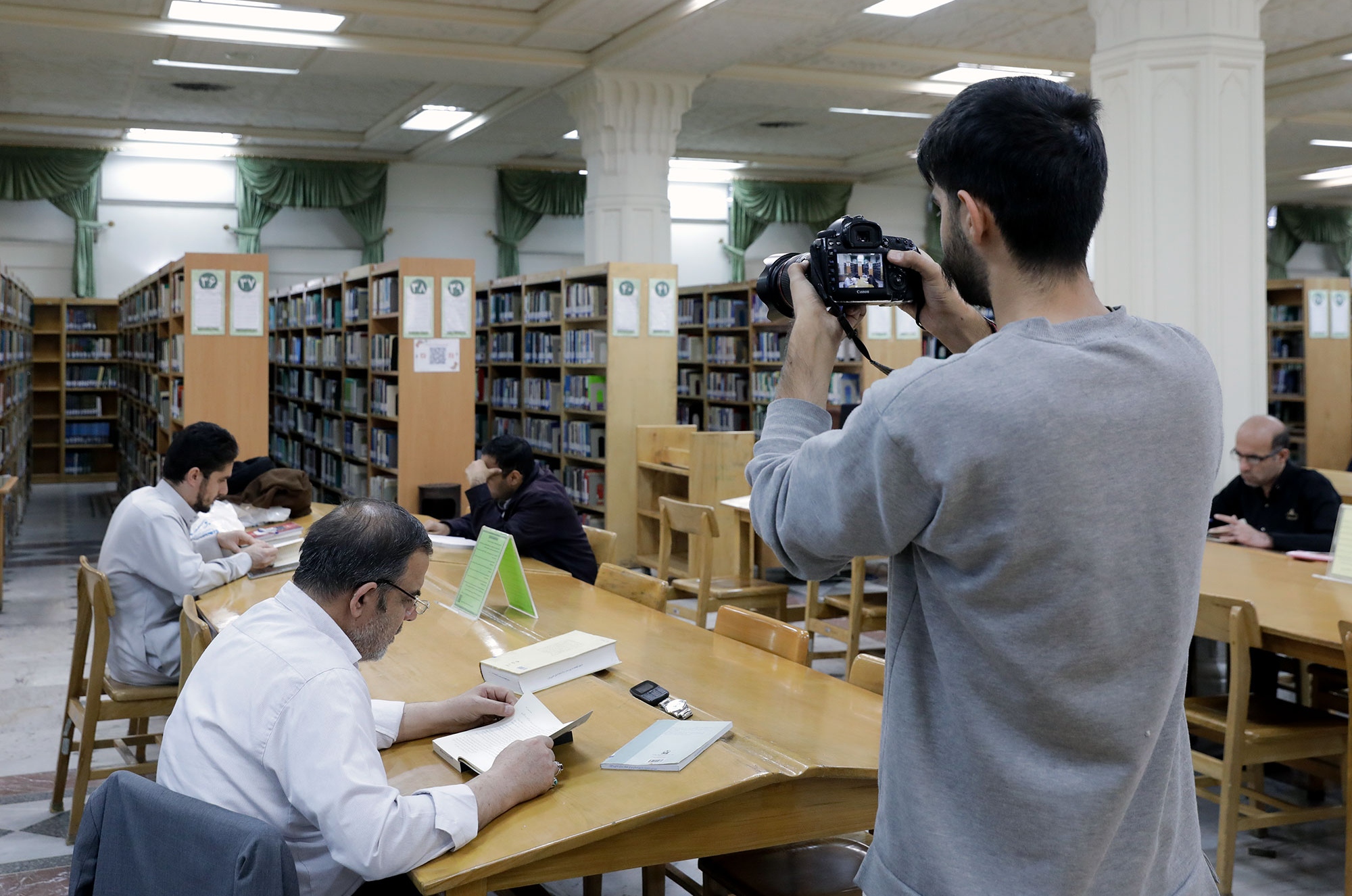 بازدید اصحاب رسانه از کتابخانه مرکزی آستان قدس رضوی