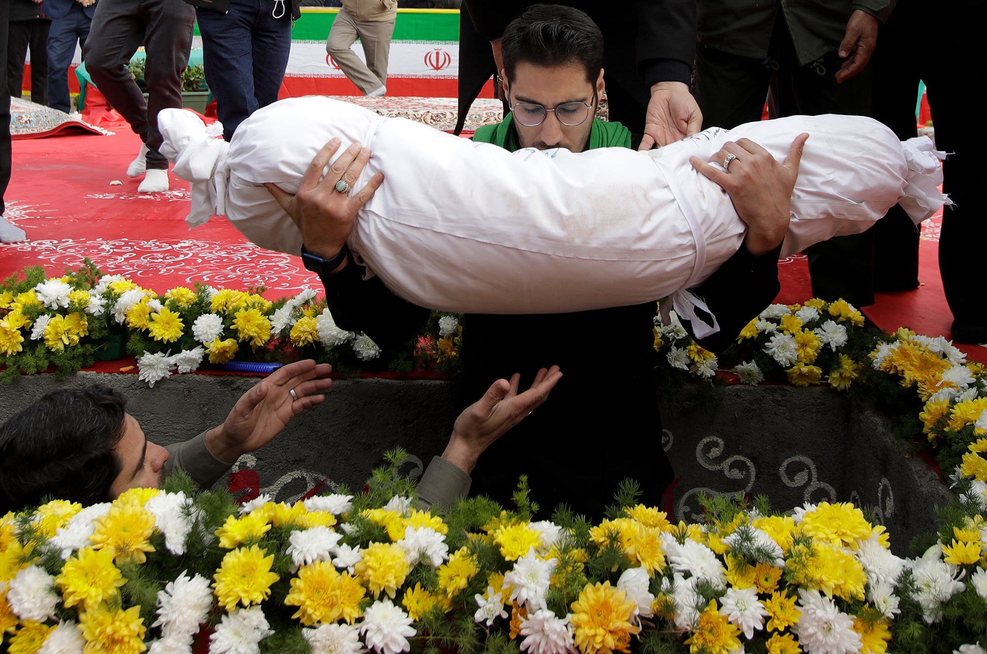 مراسم تشییع و تدفین پیکر شهید گمنام در زائرشهر رضوی -2
