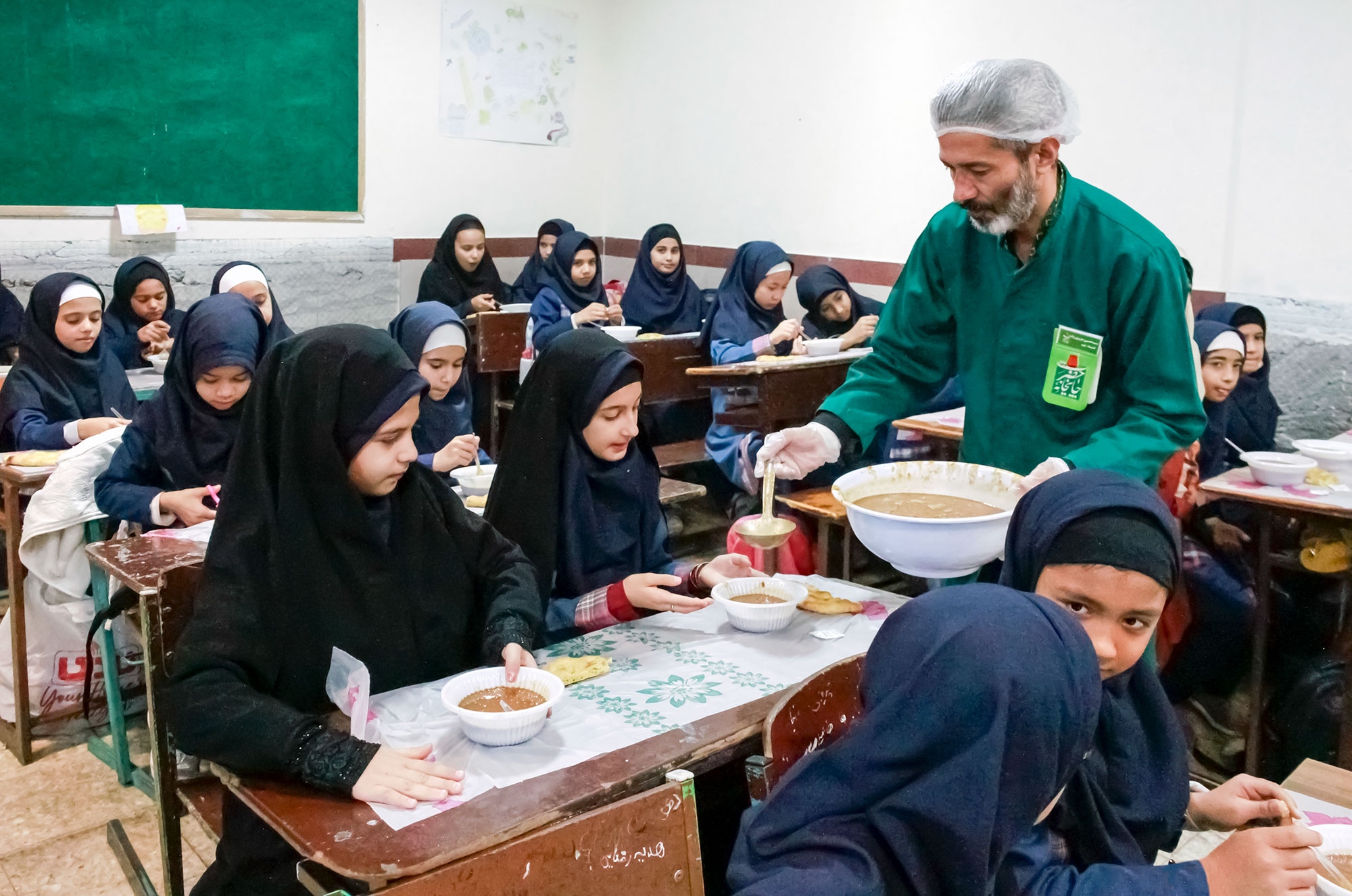 توزیع صبحانه متبرک رضوی در دبستان دخترانه عادل مشهد