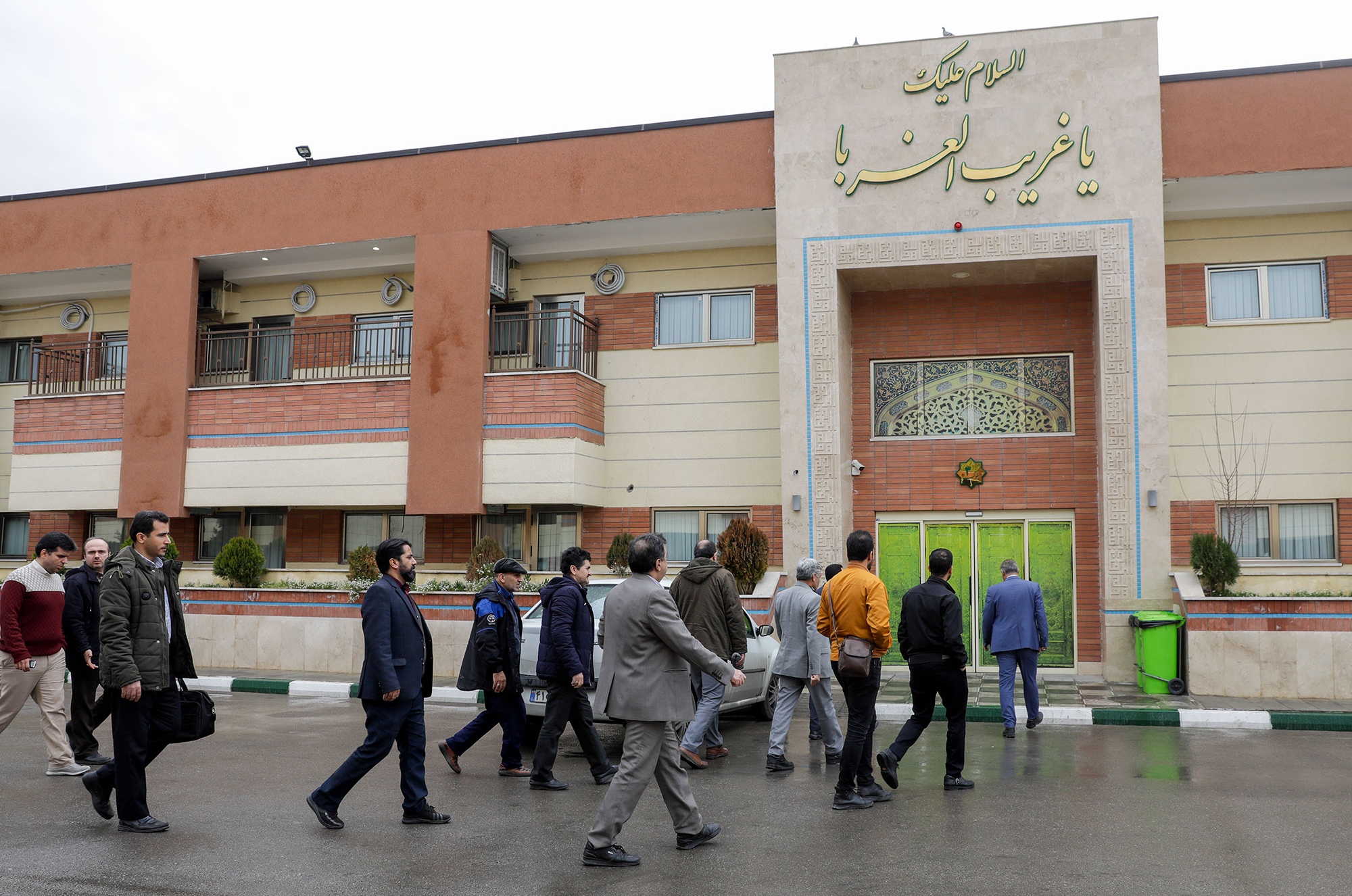 بازدید کارکنان آستان قدس رضوی از خدمات مؤسسه موقوفه زائر