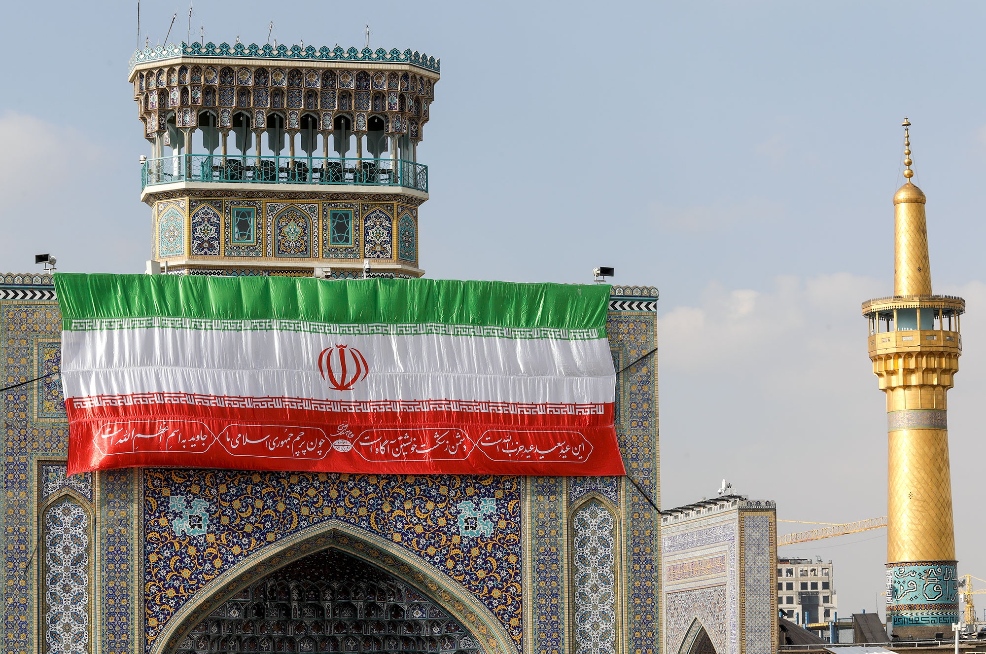 نصب پرچم جمهوری اسلامی ایران در حرم مطهر رضوی