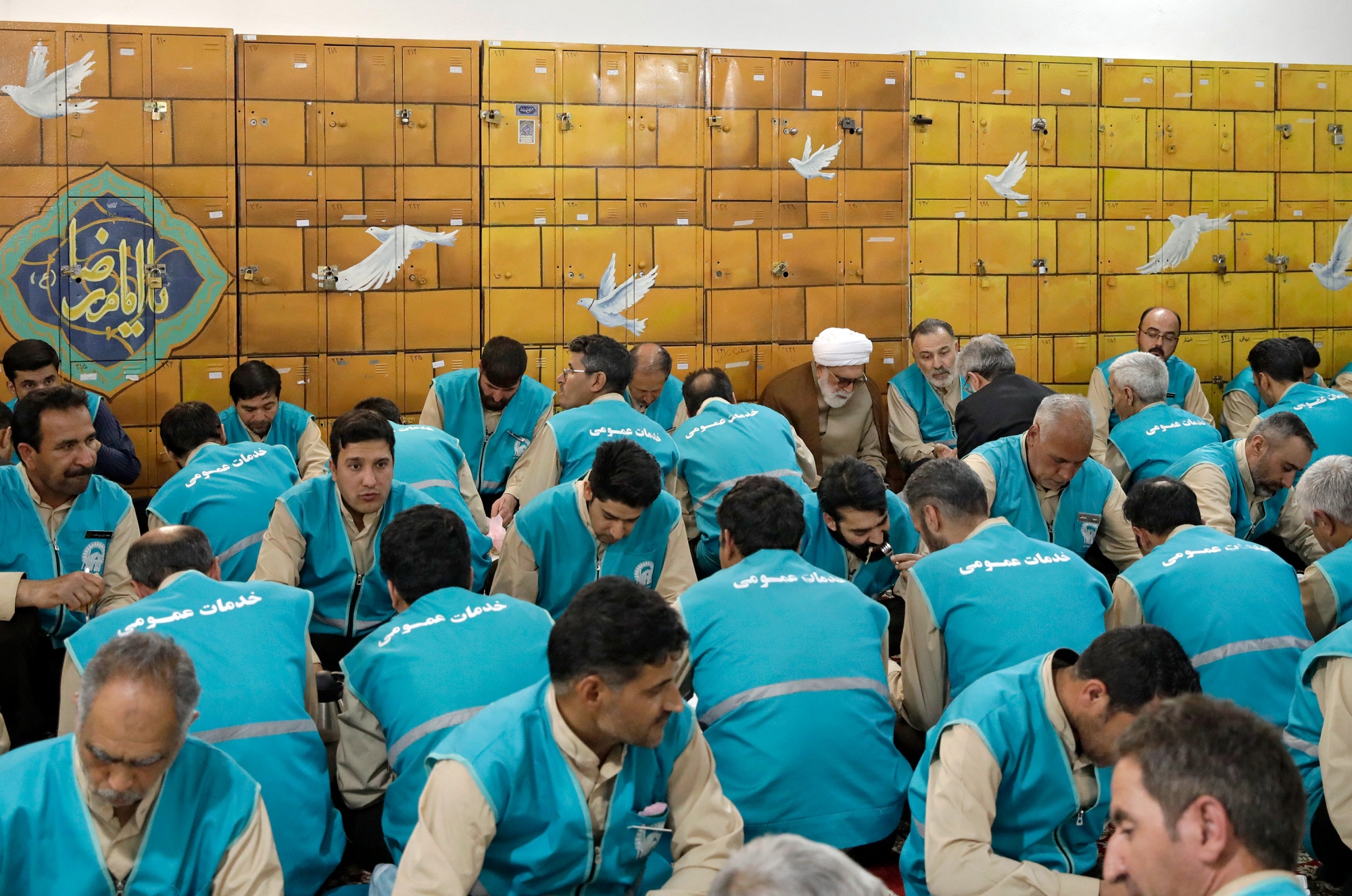 افطار تولیت آستان قدس رضوی در جمع نیروهای خدمات عمومی حرم امام رضا(علیه‌السلام)