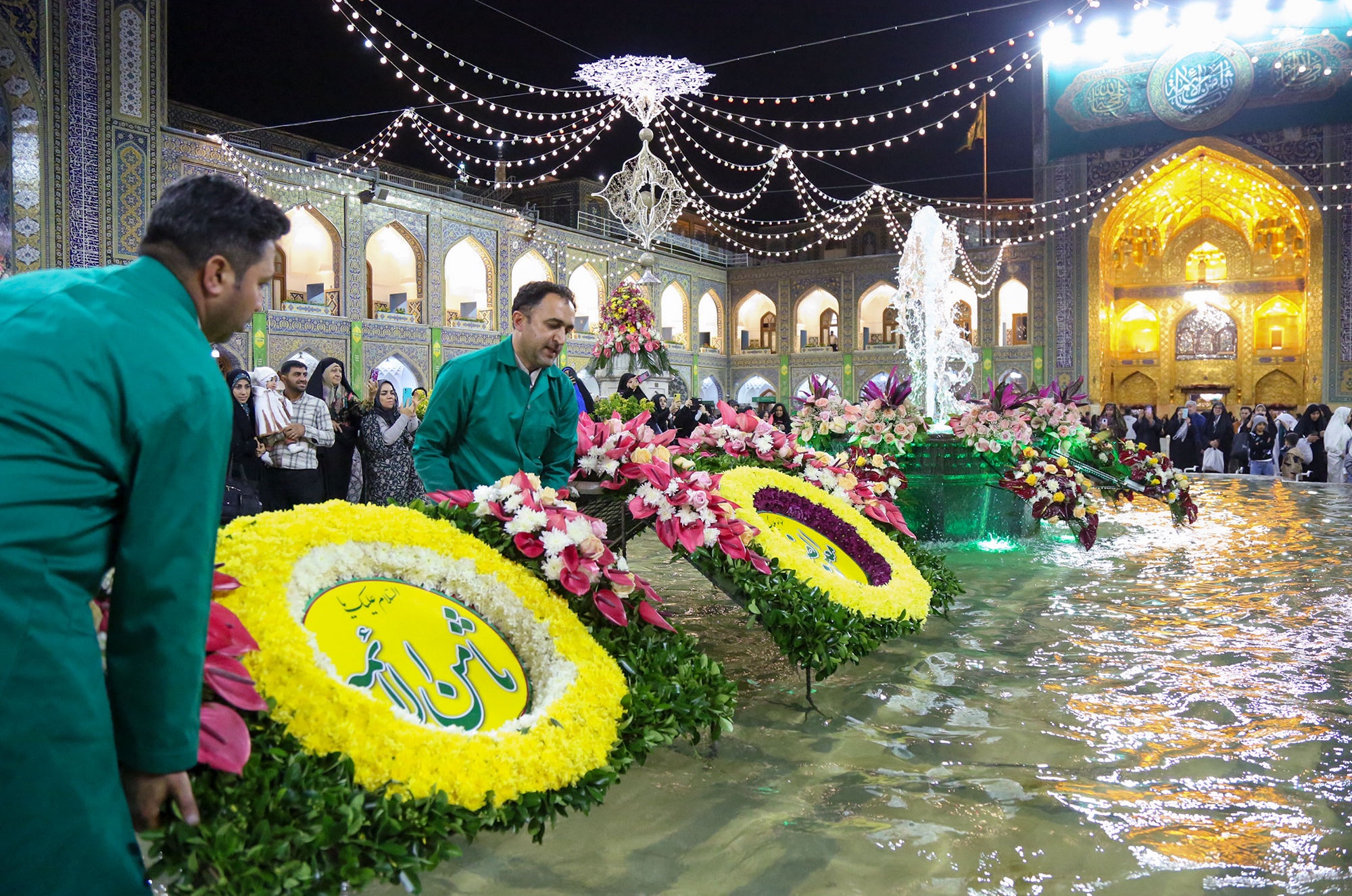 گل‌آرایی حرم مطهر رضوی در شب میلاد امام رضا علیه‌السلام