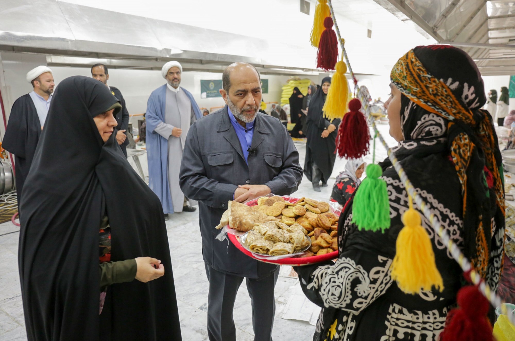 بازدید مدیر عامل بنیاد کرامت رضوی از فرآیند پخت نان برای سیل زدگان مشهدی