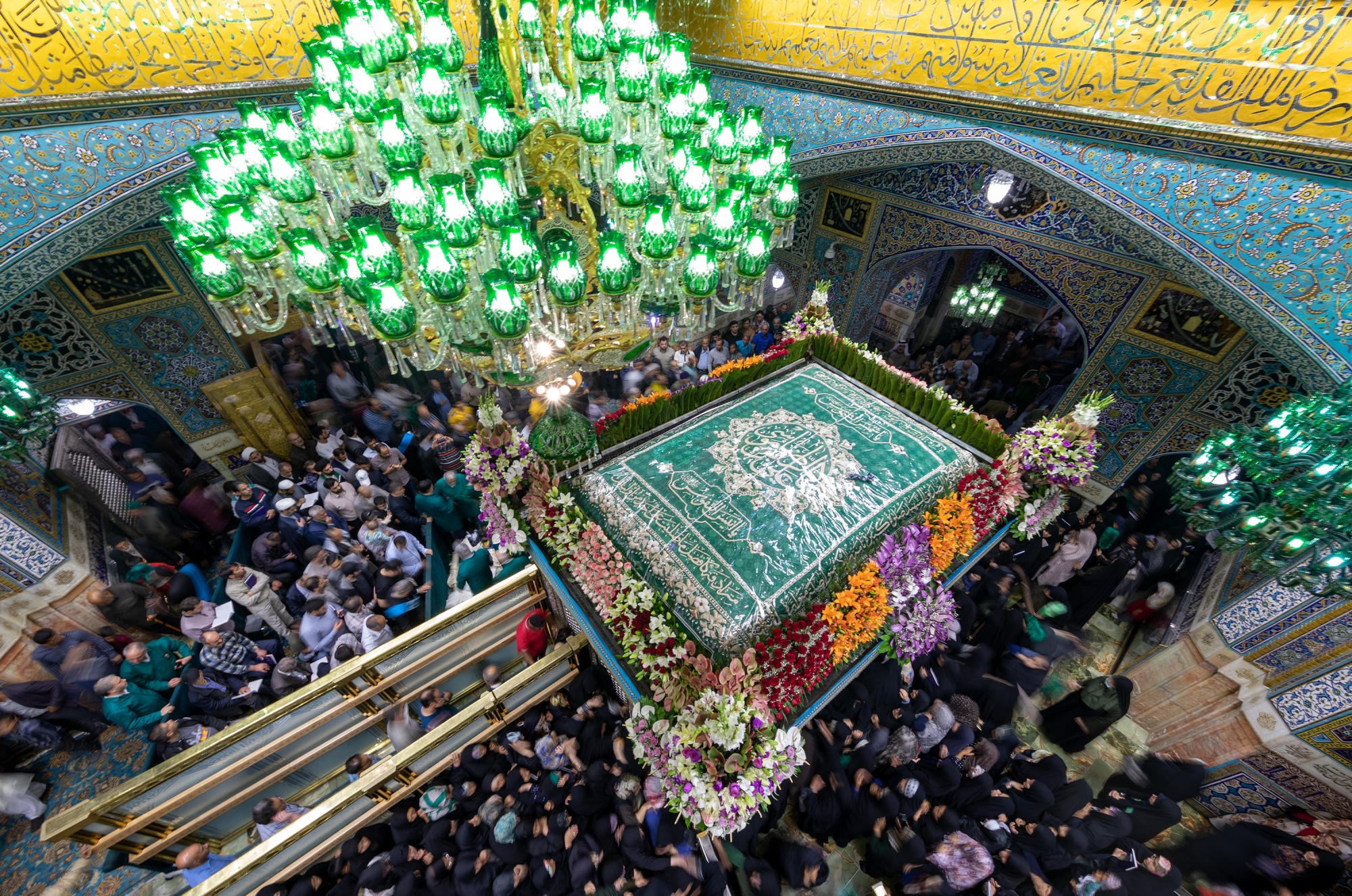 گل‌آرایی ضریح مطهر رضوی در آستانه ولادت امام رضا علیه‌السلام