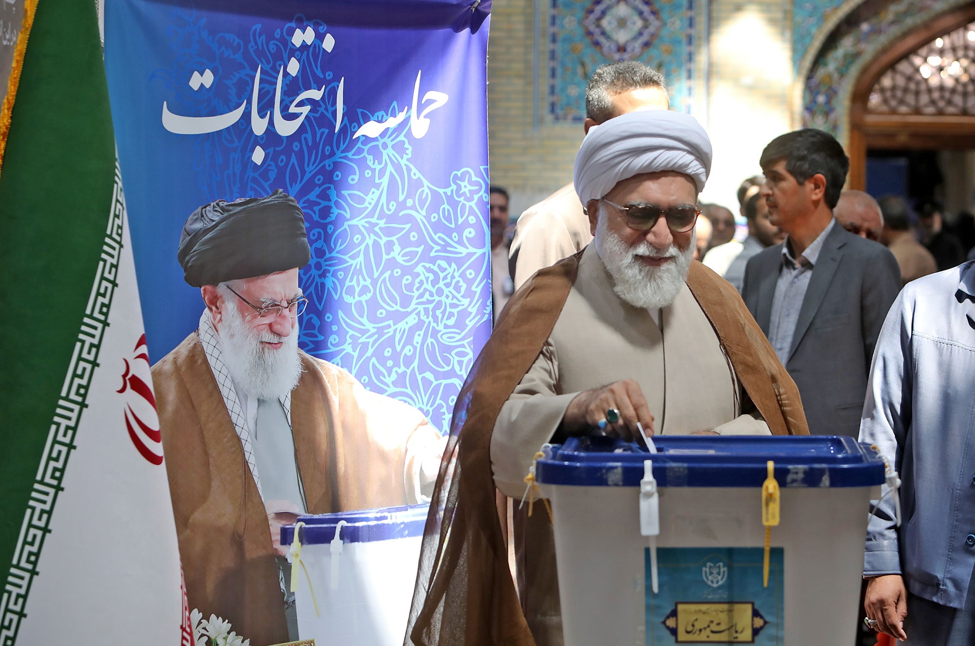 حضور تولیت آستان قدس رضوی در پای صندوق رای انتخابات ریاست جمهوری
