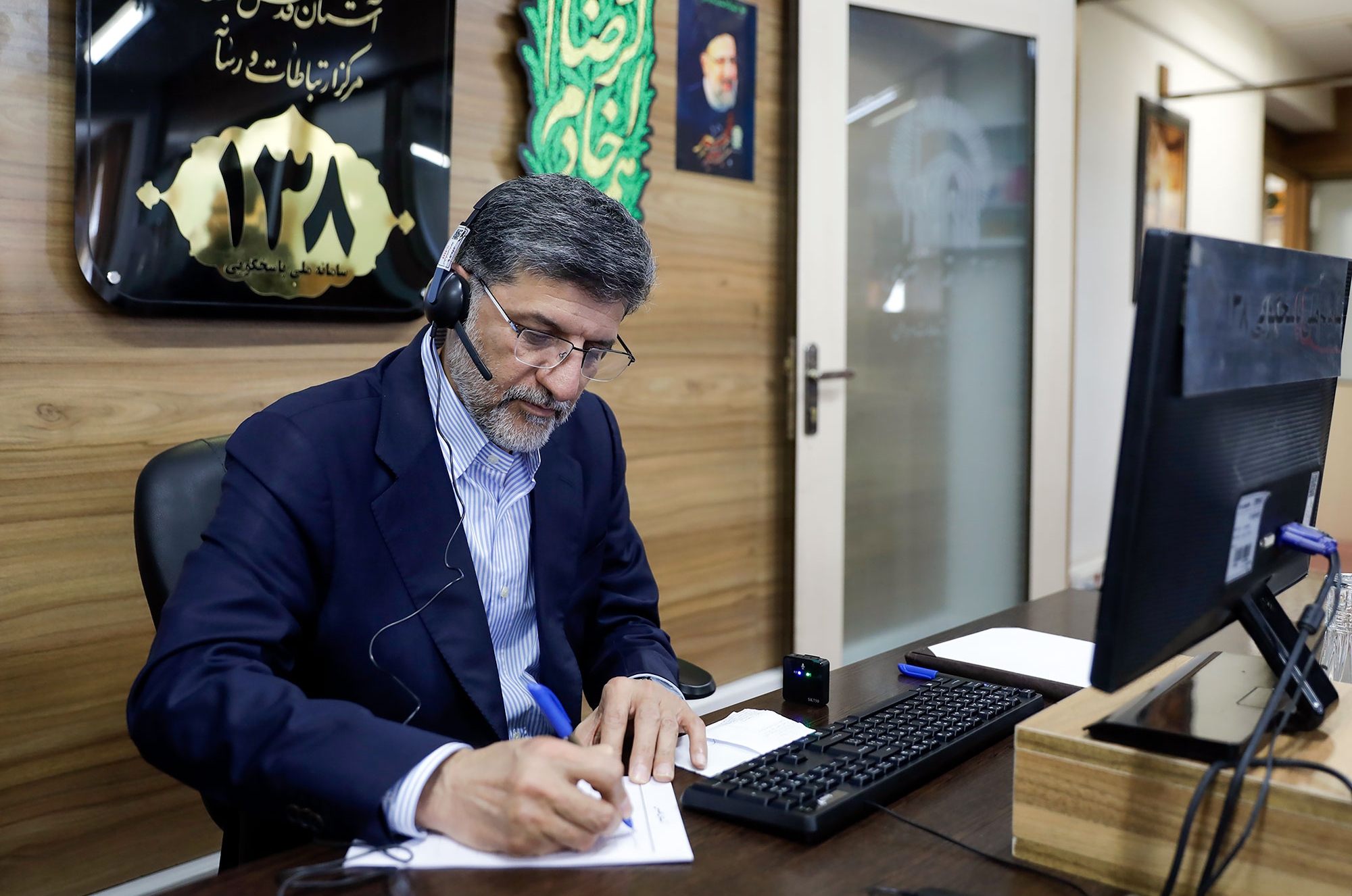 پاسخگویی تلفنی قائم مقام تولیت آستان قدس رضوی به مخاطبان سامانه ١٣٨
