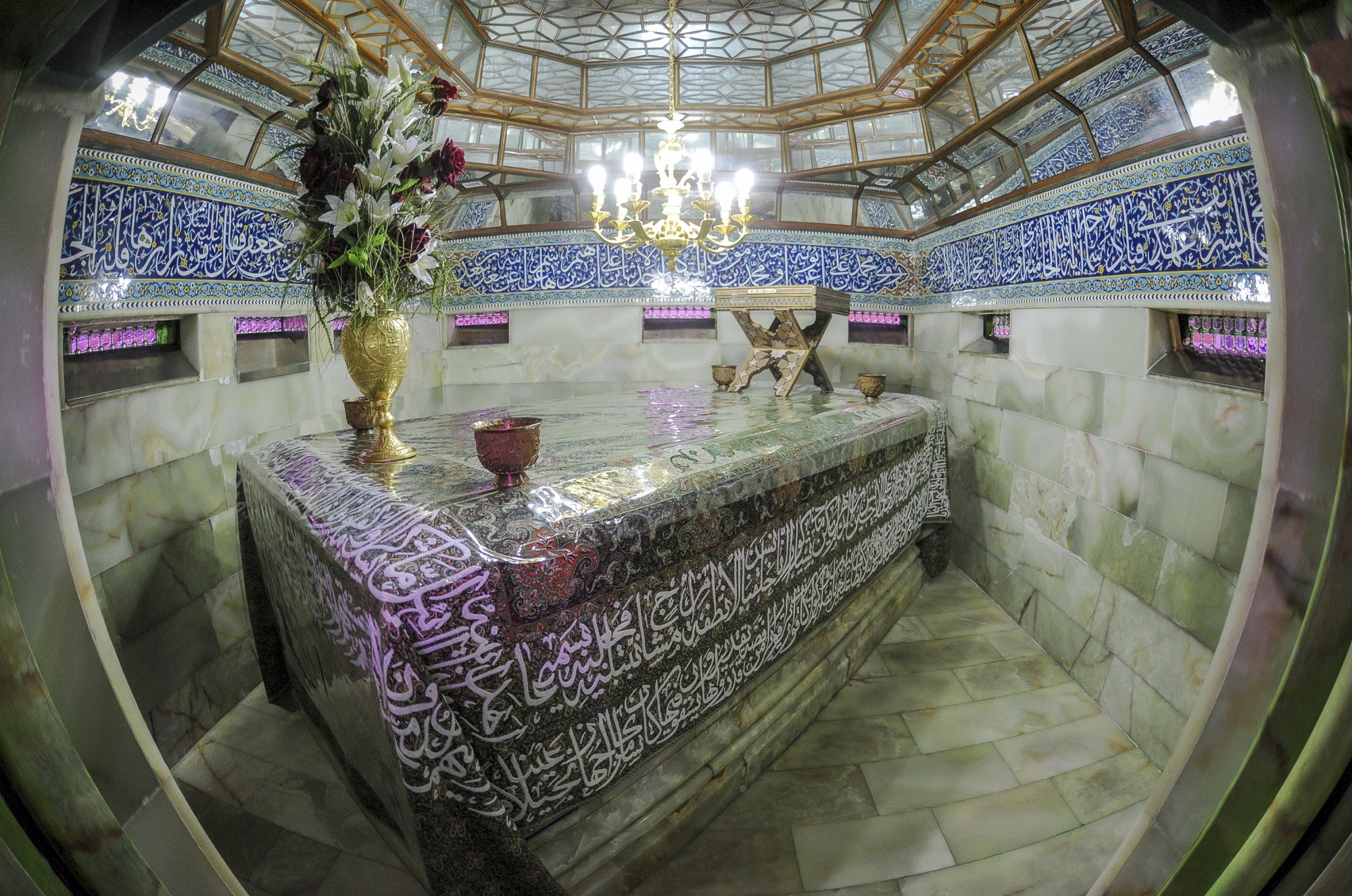 عکس با کیفیت : نمای داخل ضریح حرم حضرت معصومه سلام الله علیها