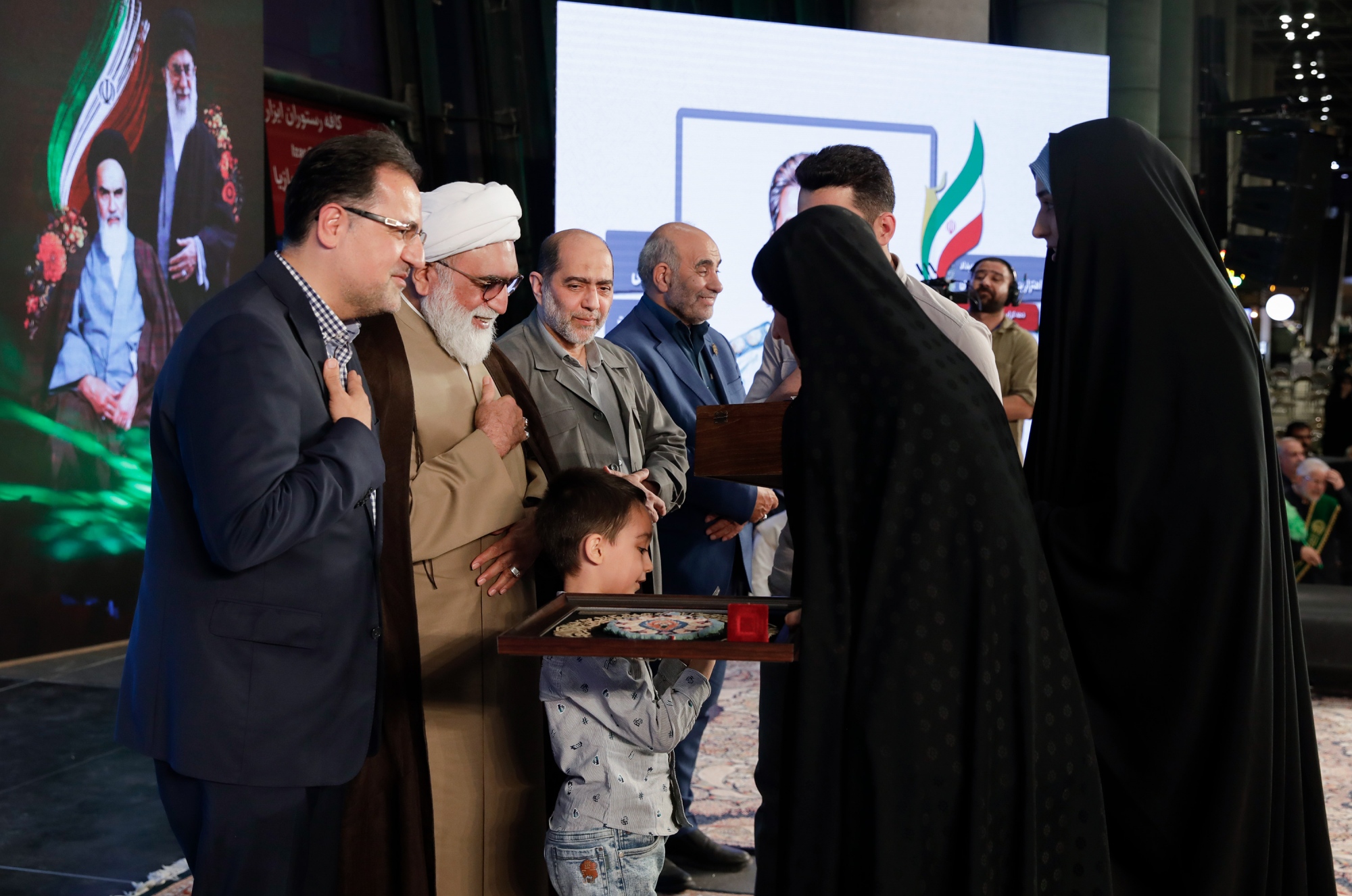 مراسم اهتزاز بزرگ‌ترین پرچم رضوی-١