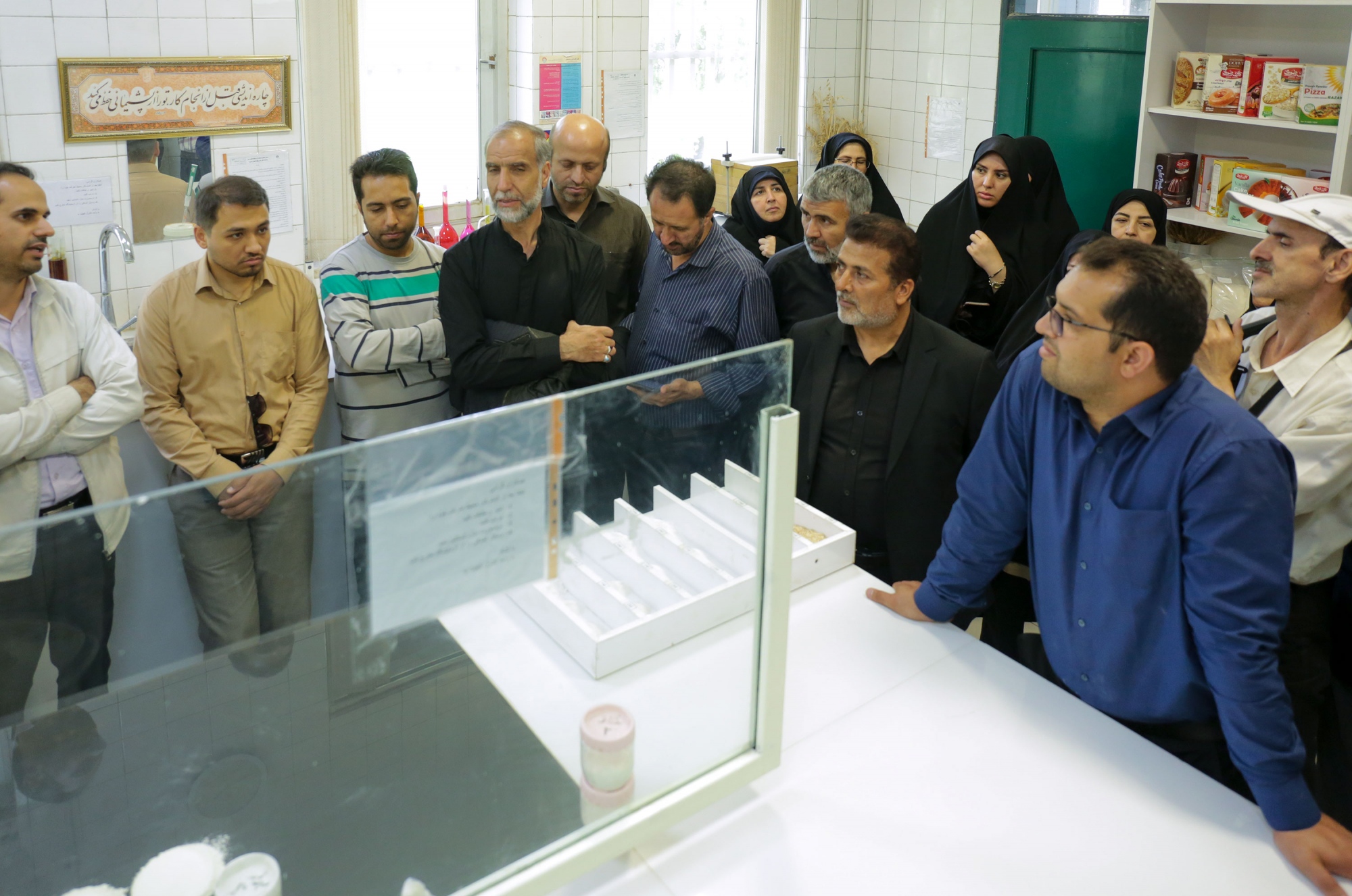بازدید کارکنان آستان قدس رضوی از کارخانه آرد قدس رضوی