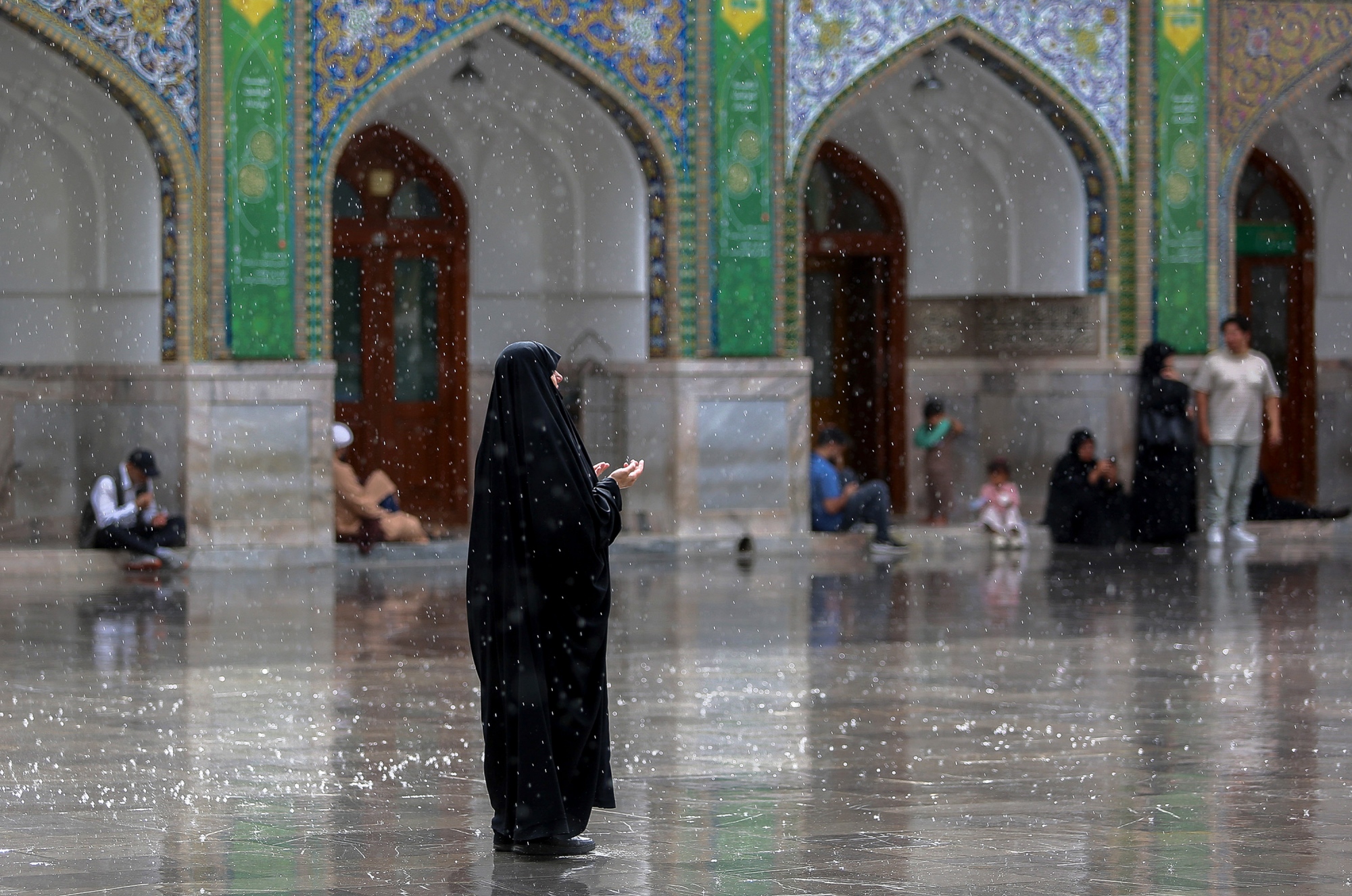 بارش باران بهاری در حرم مطهر رضوی