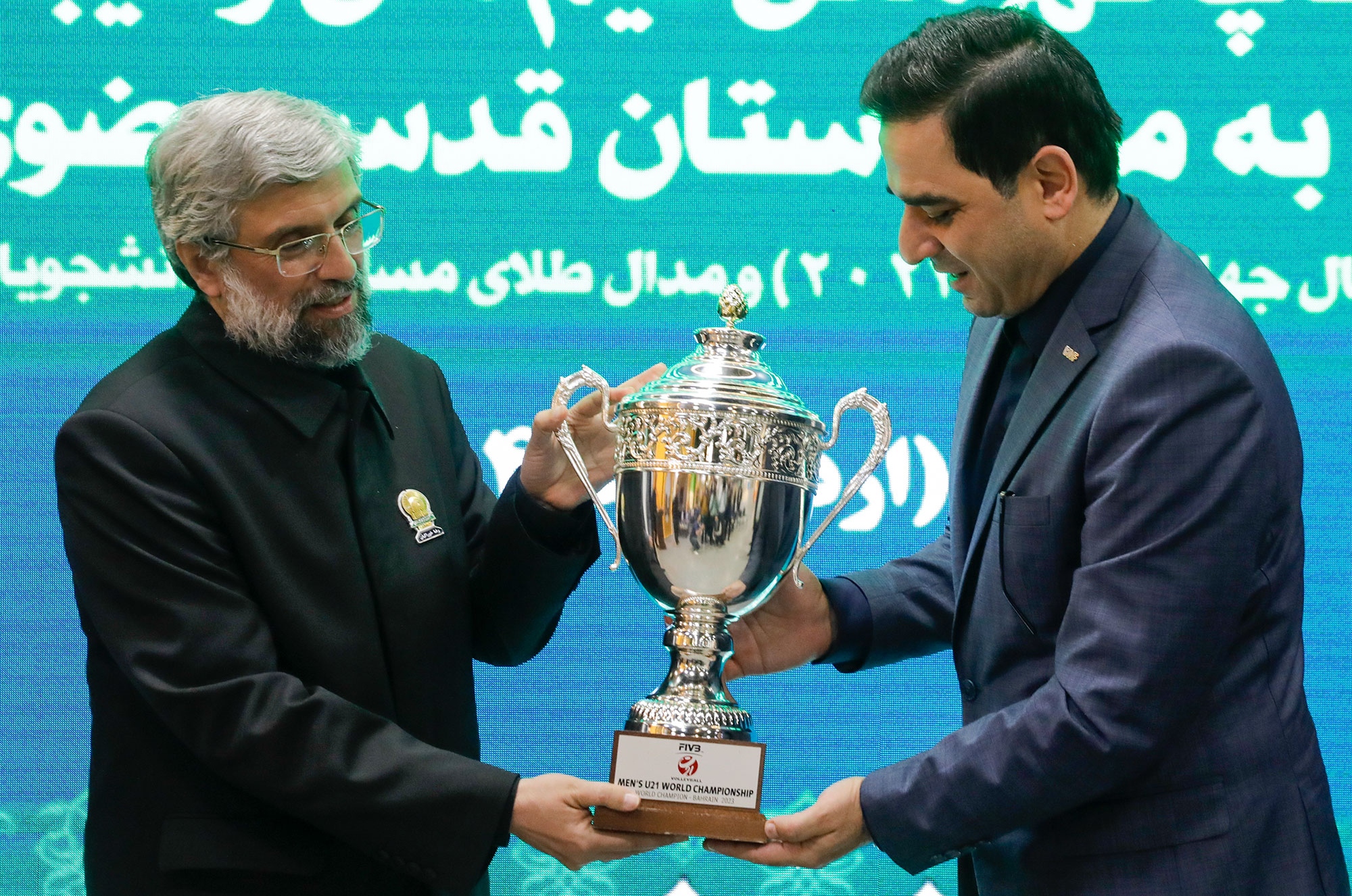 اهدای کاپ قهرمانی تیم ملی والیبال به موزه حرم مطهر رضوی