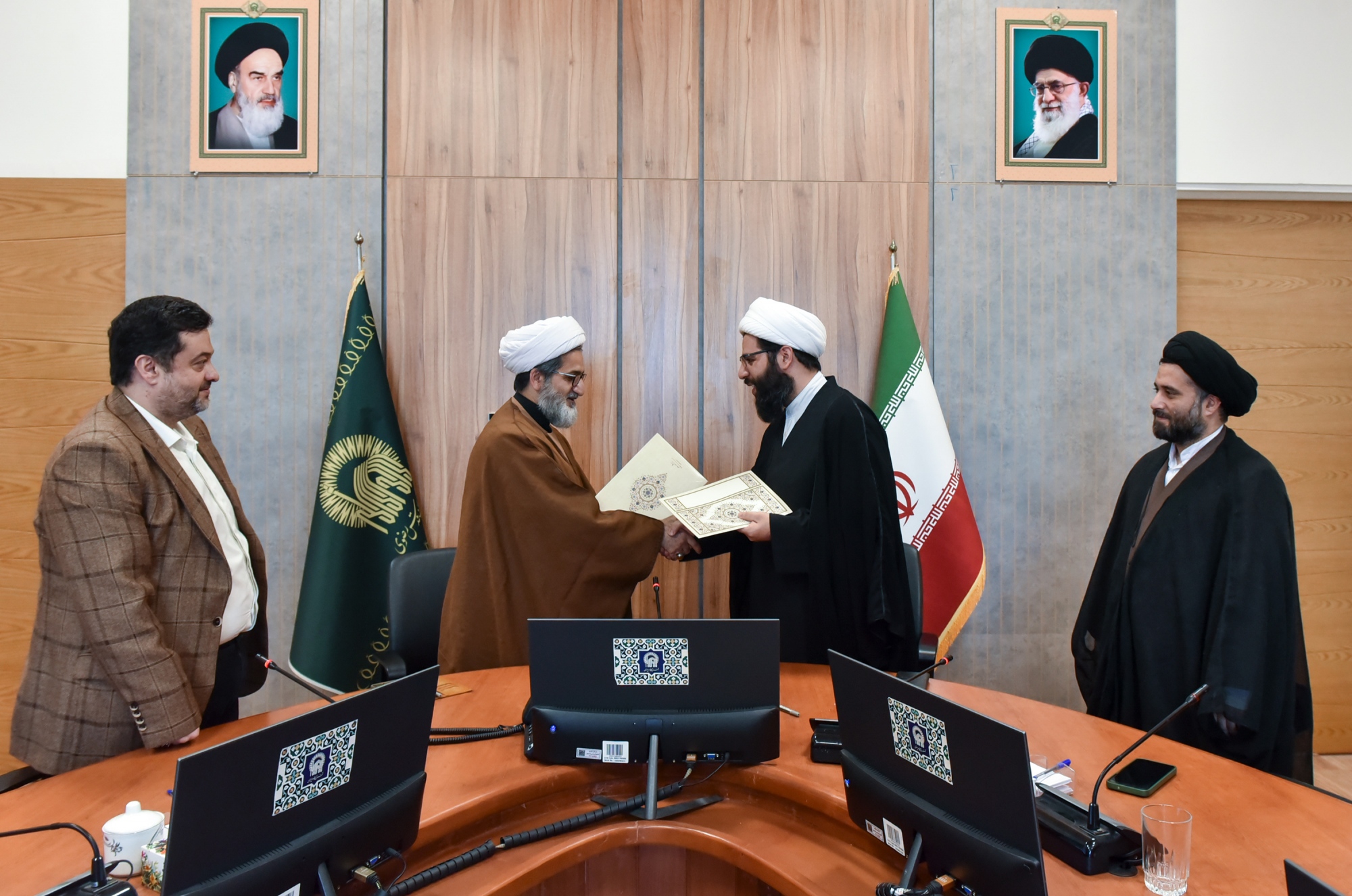امضای تفاهم نامه آستان قدس رضوی و جامعة المصطفی العالمیه