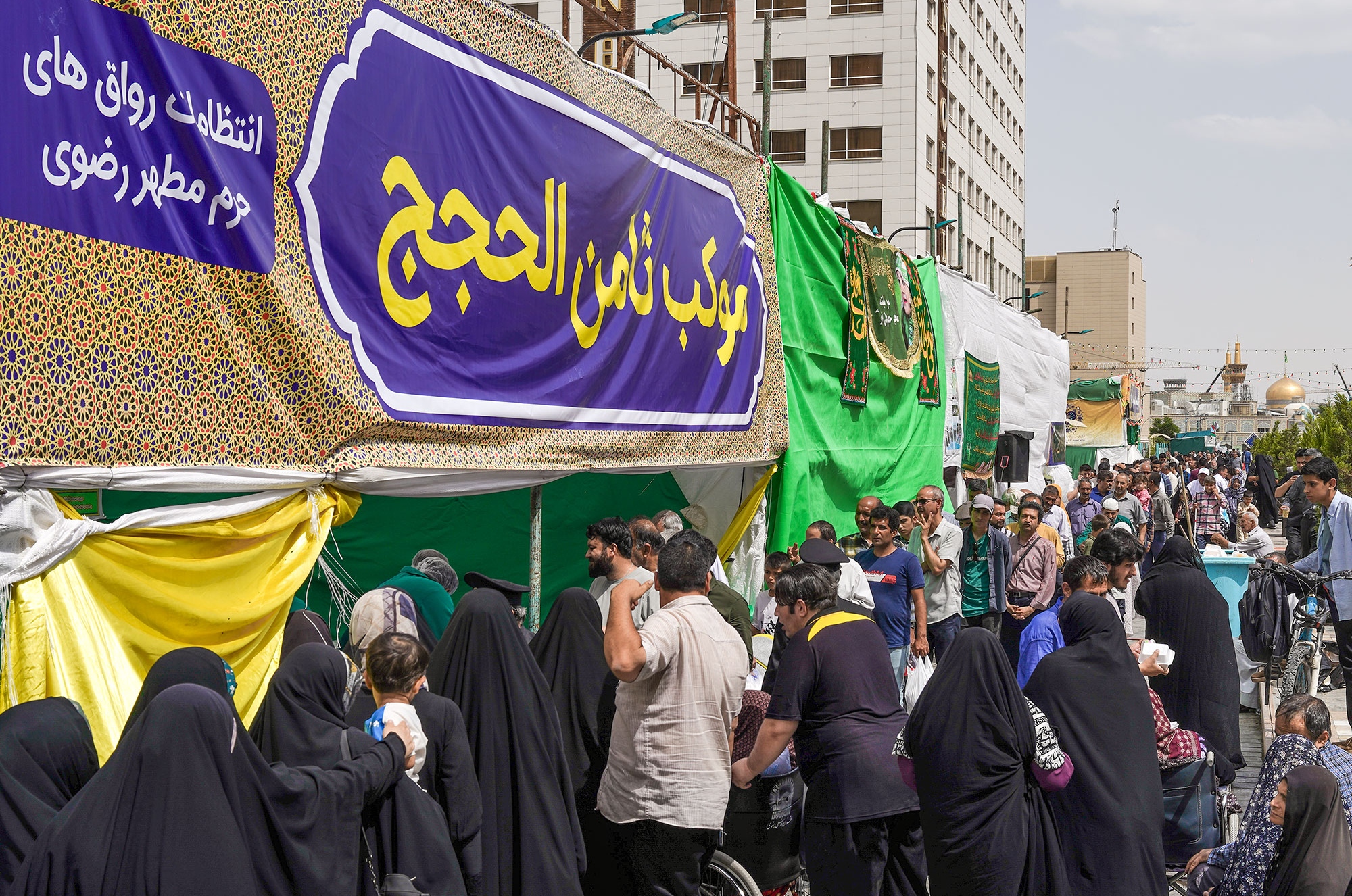 توزیع غذا در مواکب خدمت رسان به زائرین امام رضا علیه‌السلام در دهه کرامت