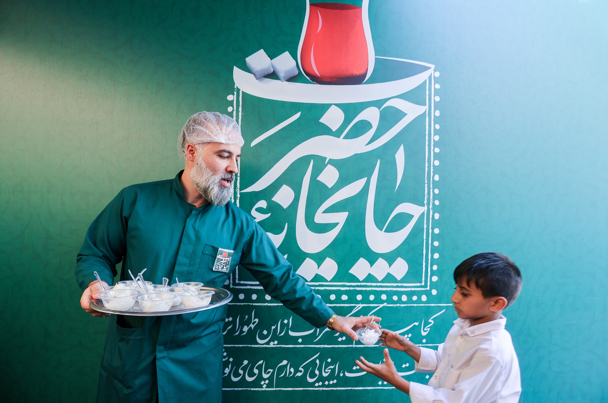 توزیع فالوده در چایخانه حرم مطهر رضوی