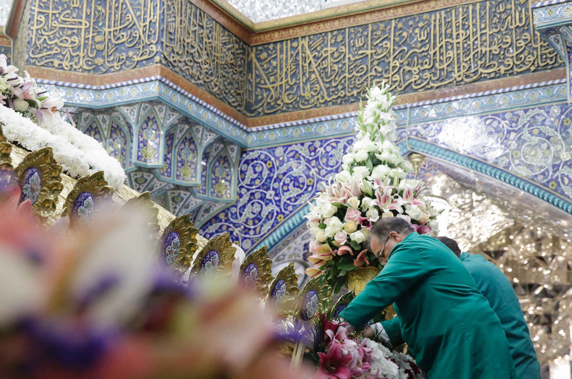 گل آرایی ضریح مطهر حضرت معصومه سلام الله علیها در آغاز دهه کرامت
