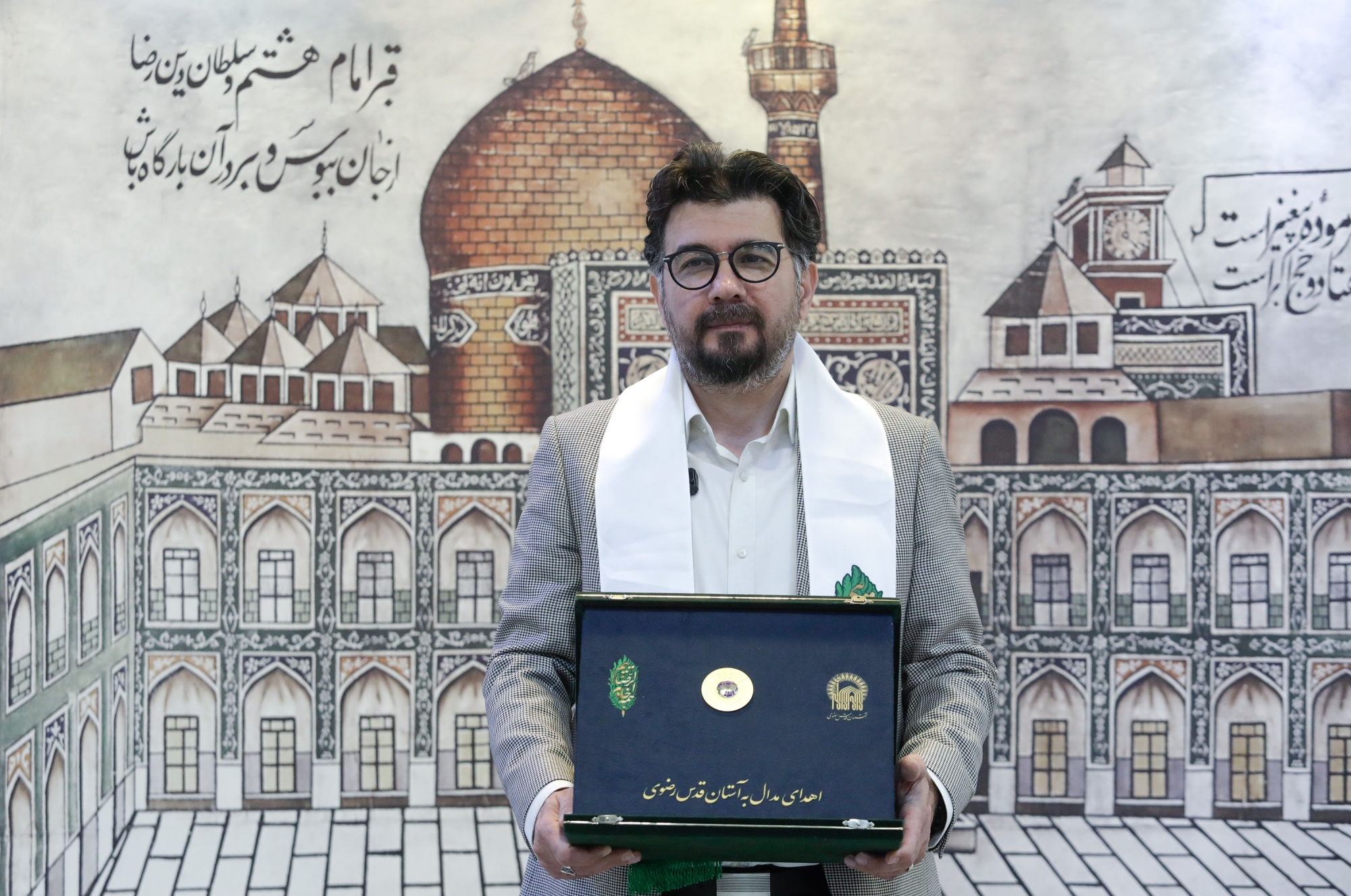 اهدای مدال‌ طلای مهدی زابل عباسی به موزه آستان قدس رضوی