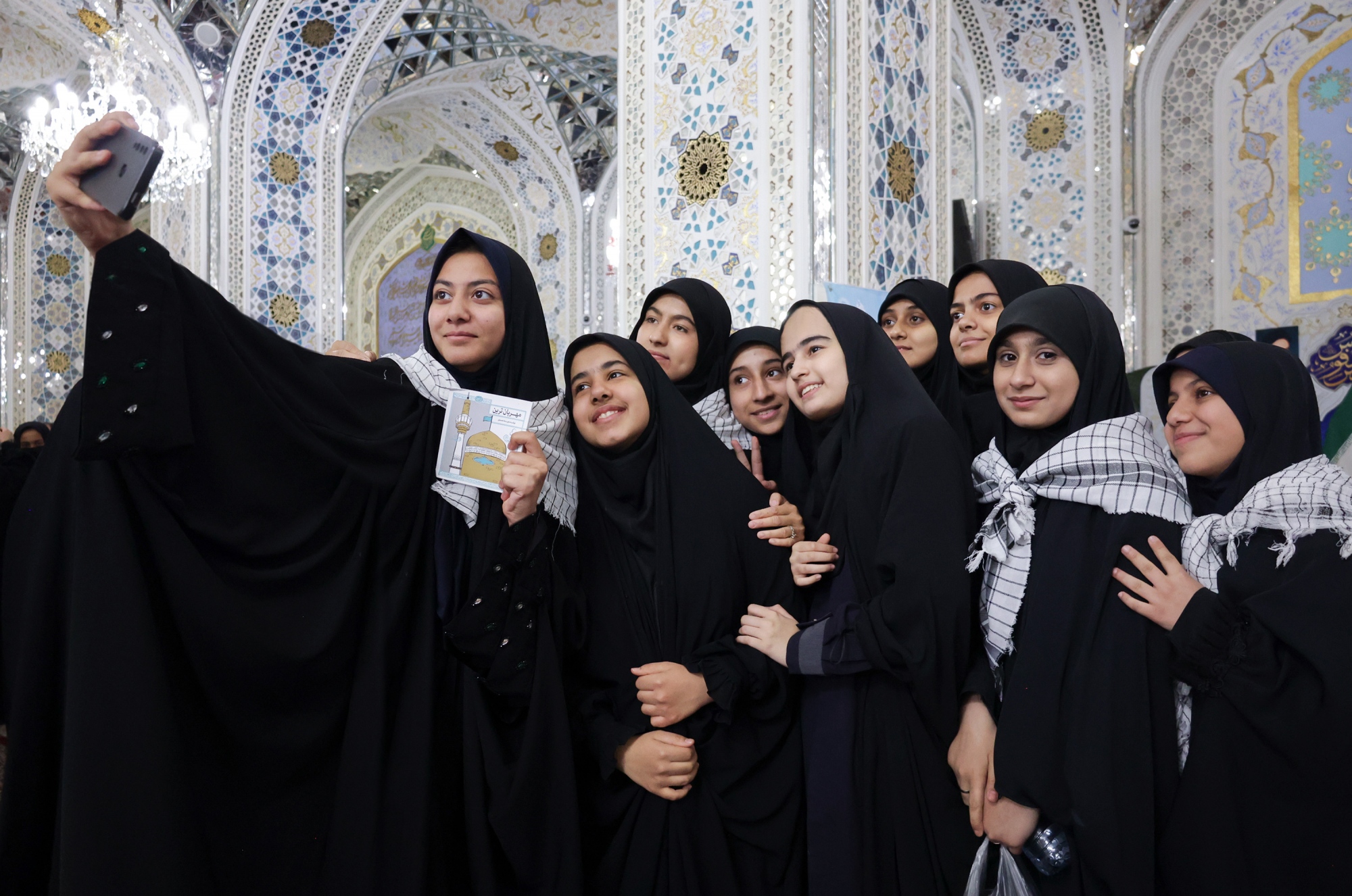 قرار عاشقی دانش آموزان در حرم مطهر رضوی